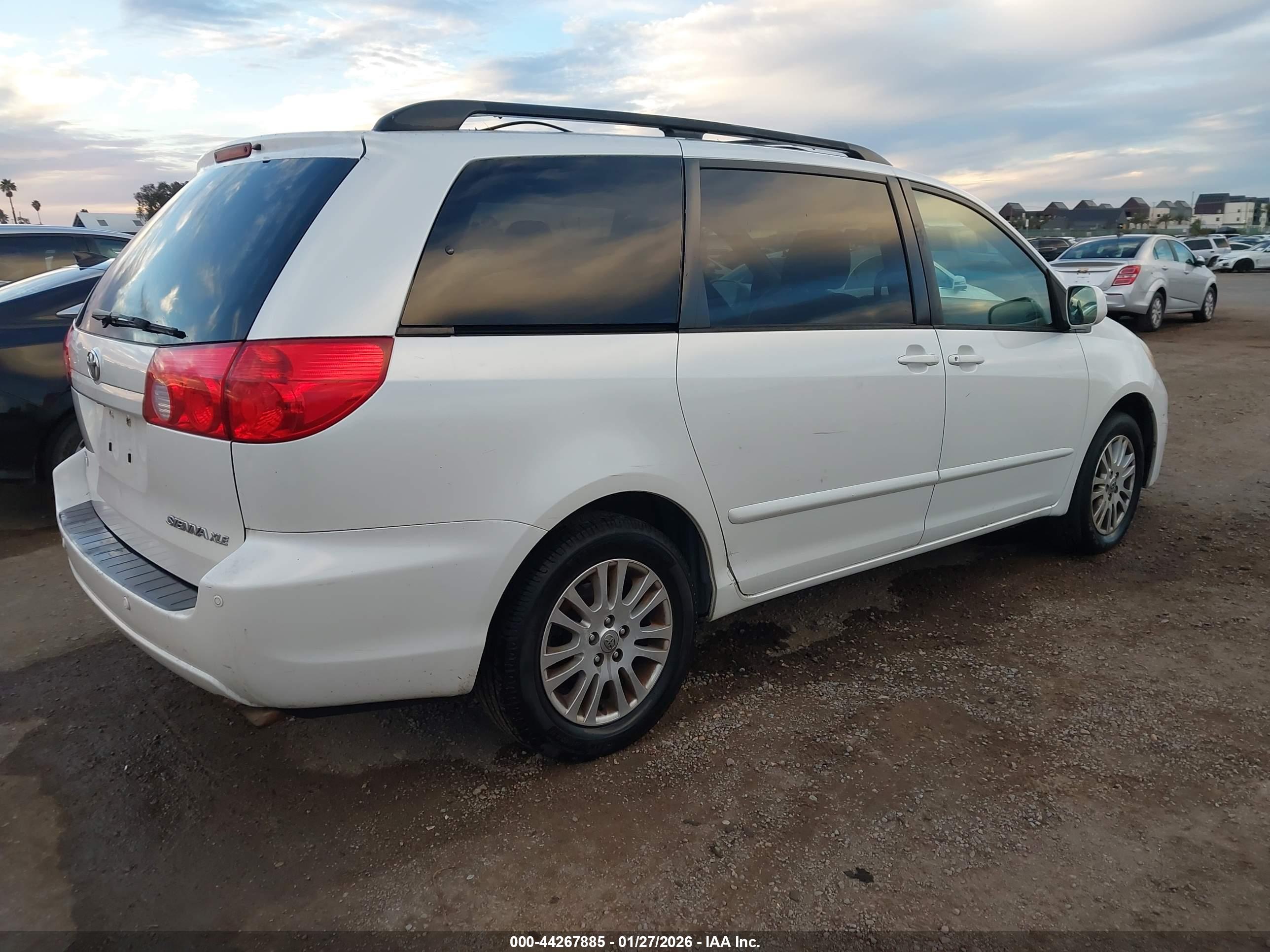 TOYOTA SIENNA image 4