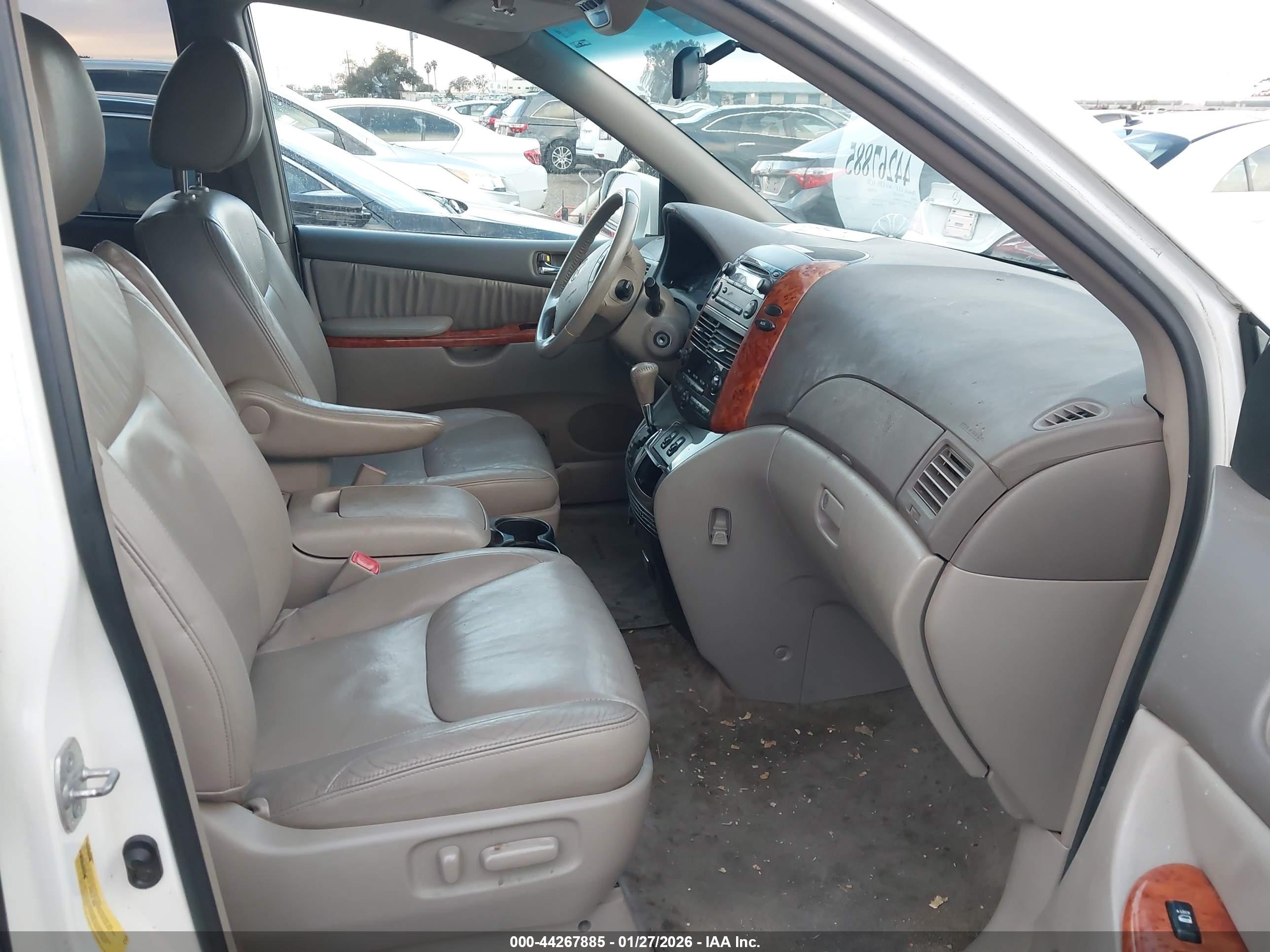 TOYOTA SIENNA image 5