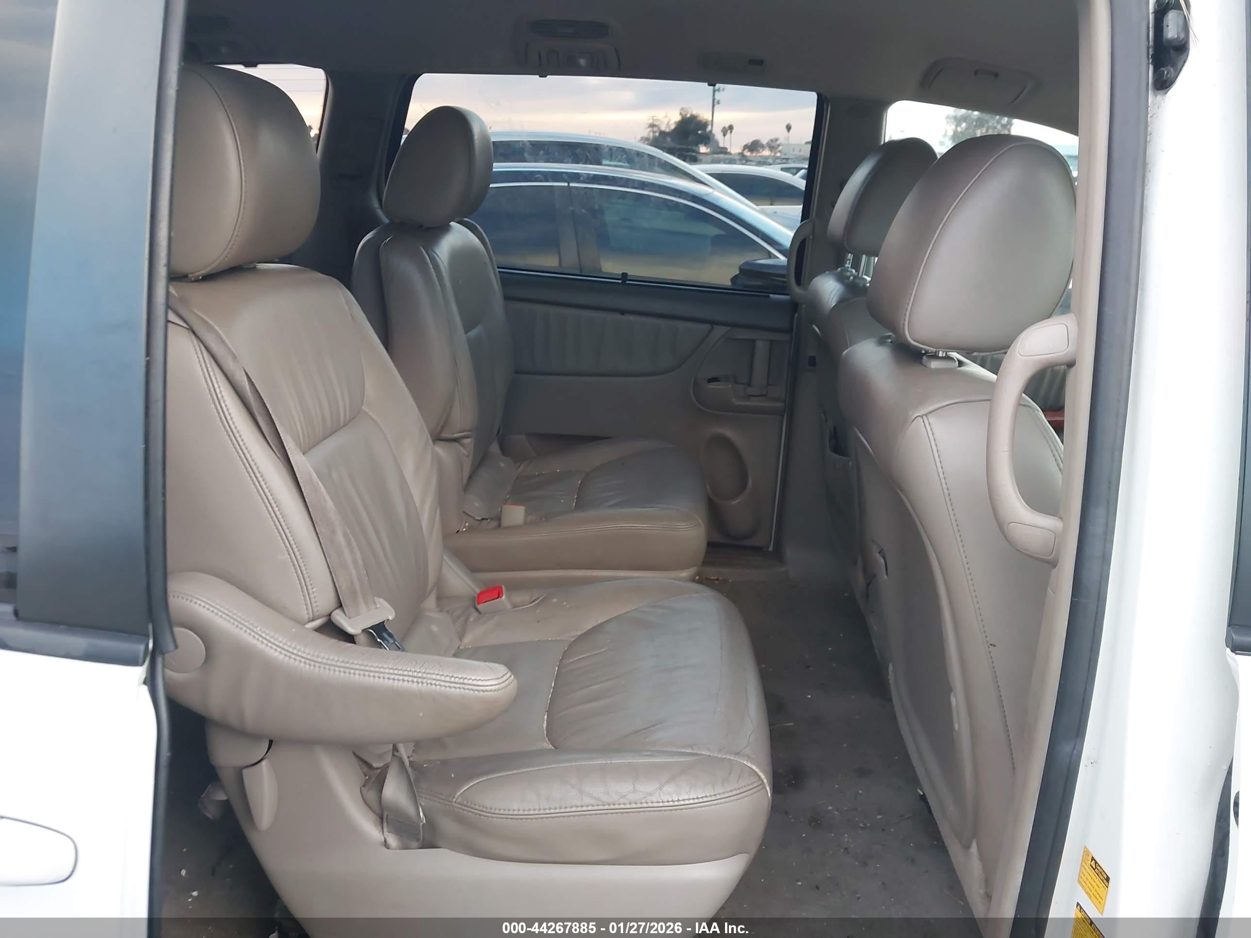 TOYOTA SIENNA image 8