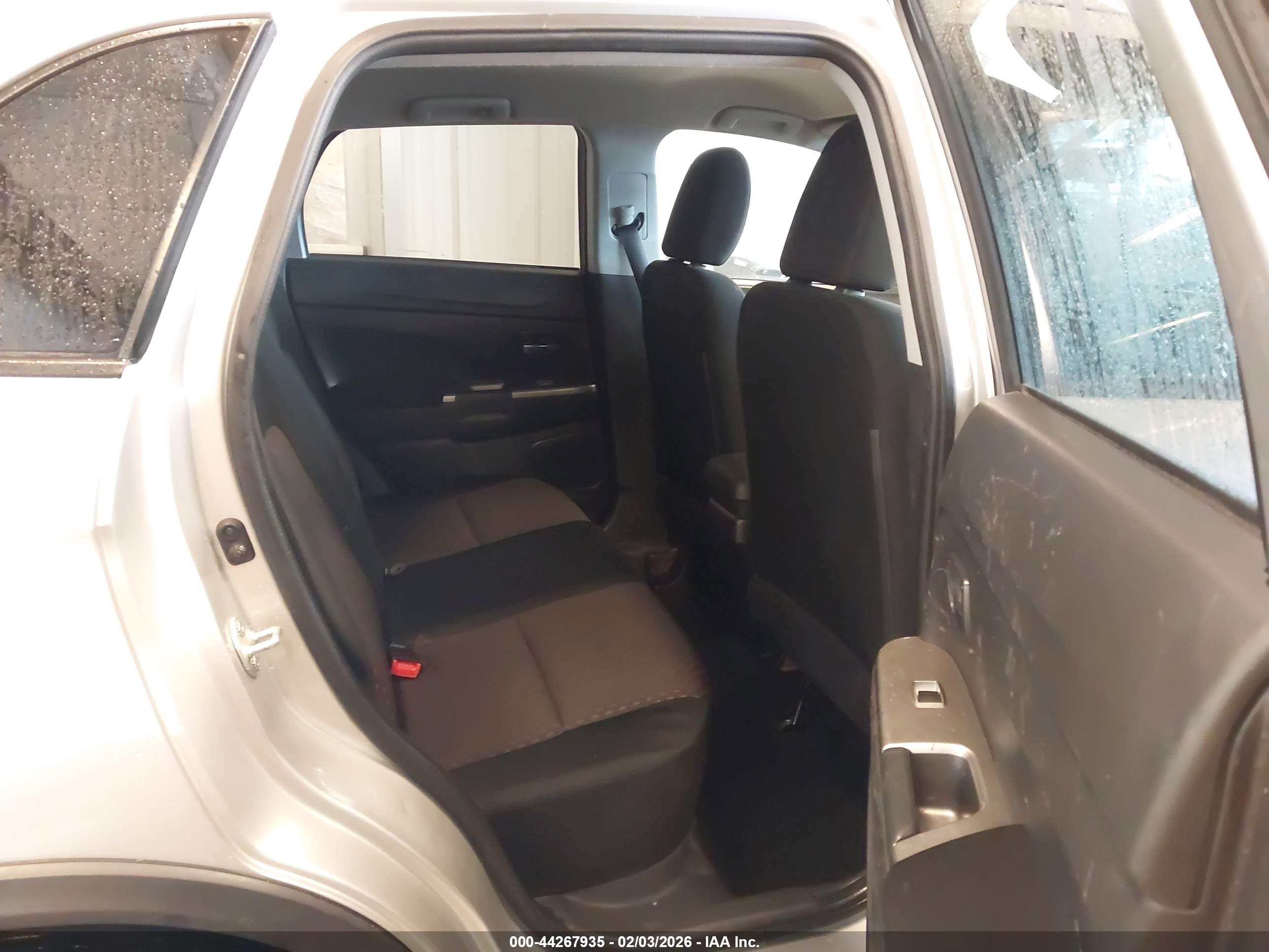 MITSUBISHI OUTLANDER image 8