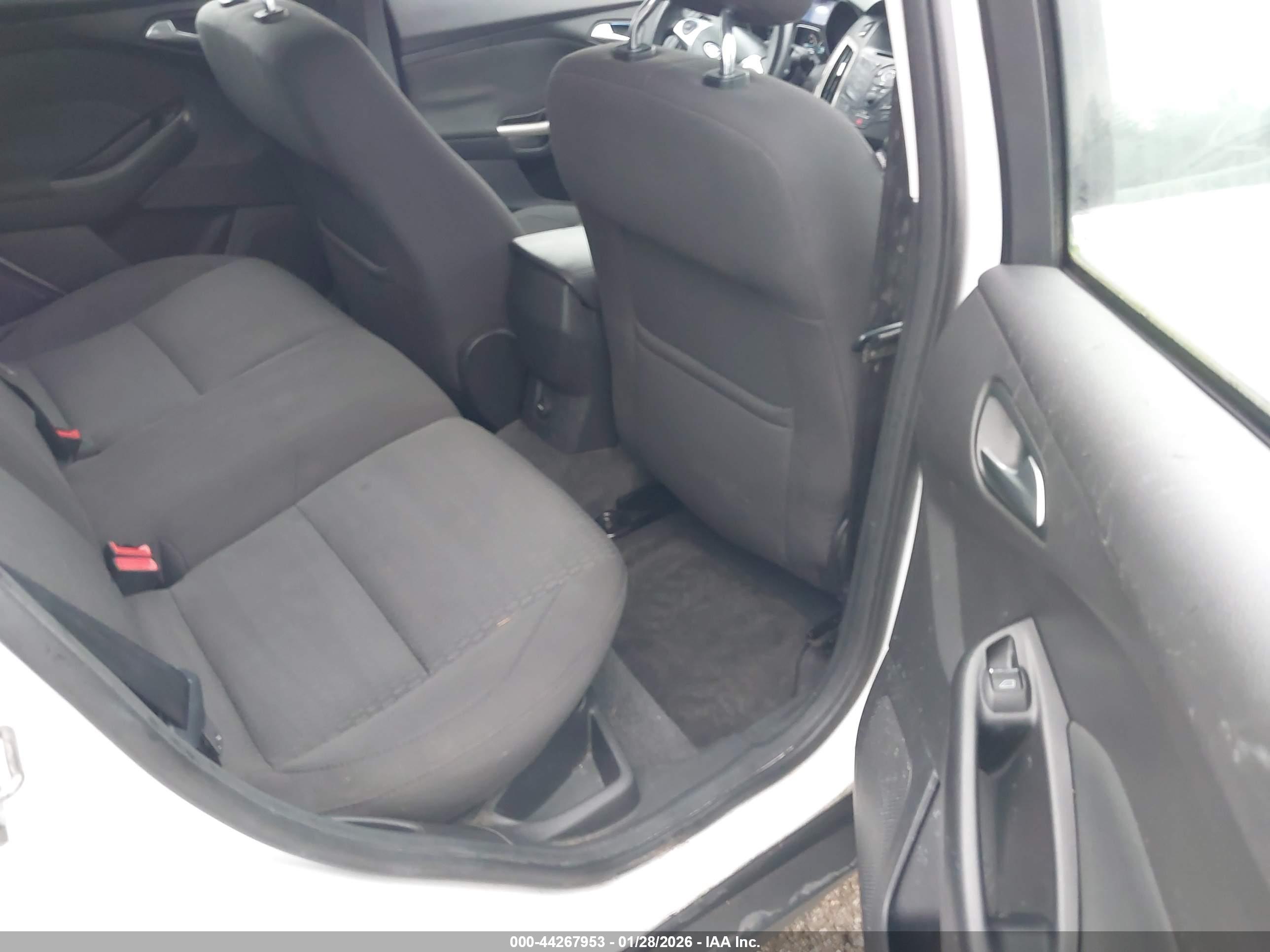 FORD FOCUS image 8