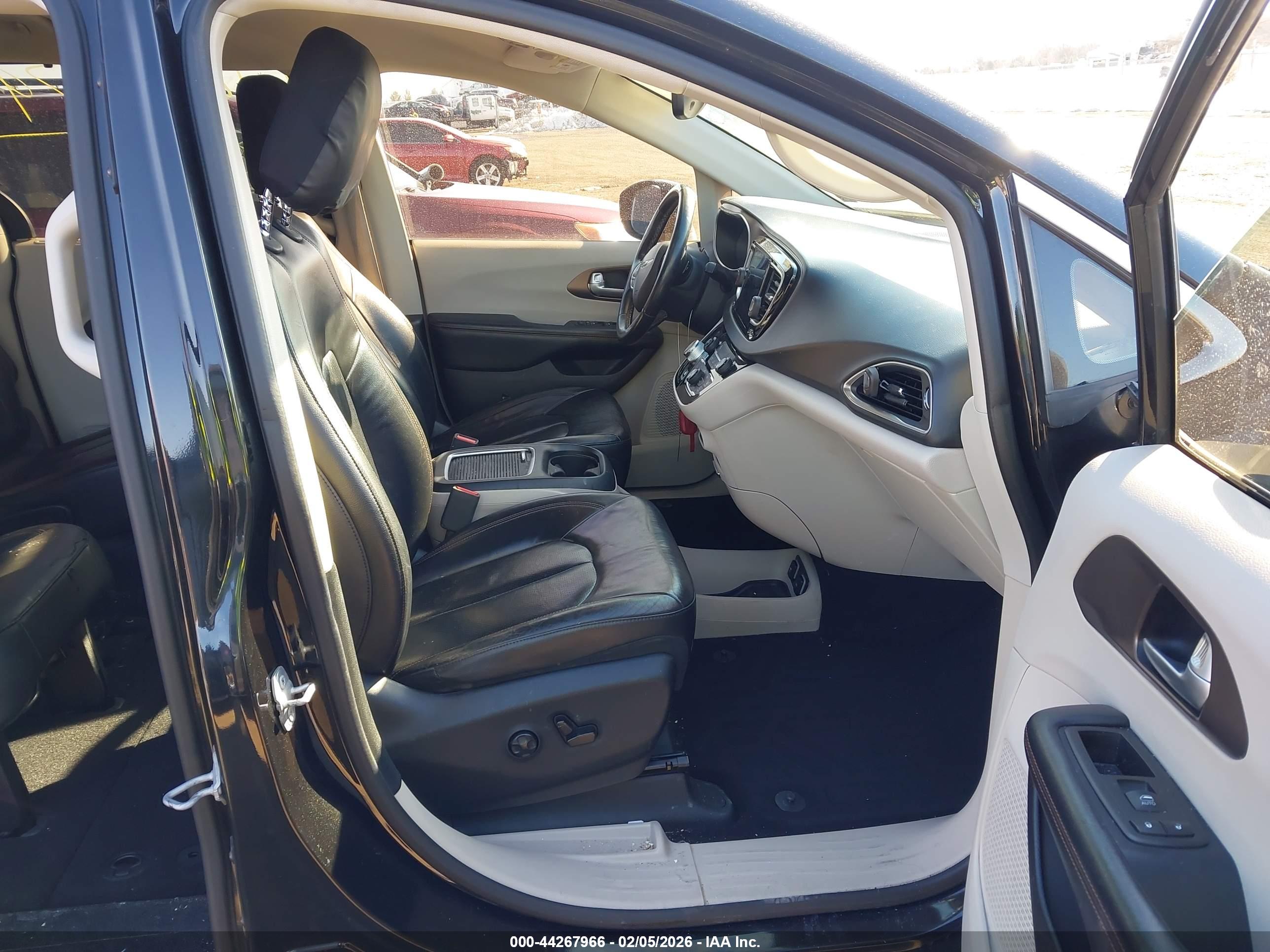 CHRYSLER PACIFICA image 5