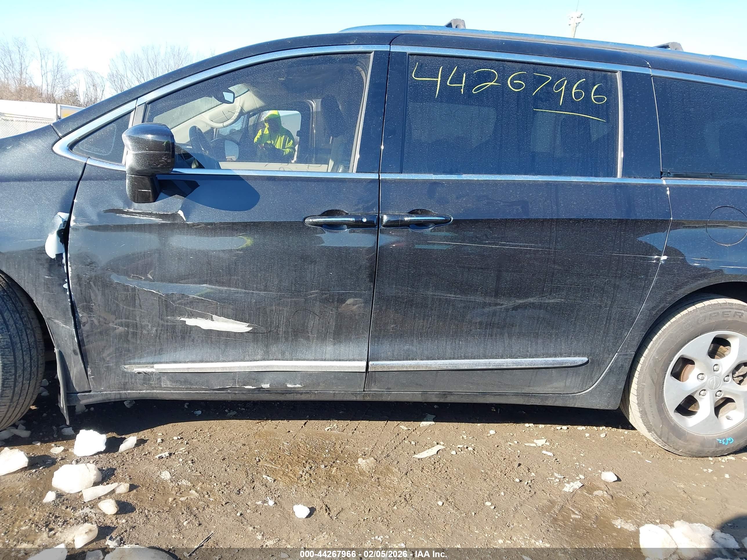 CHRYSLER PACIFICA image 6