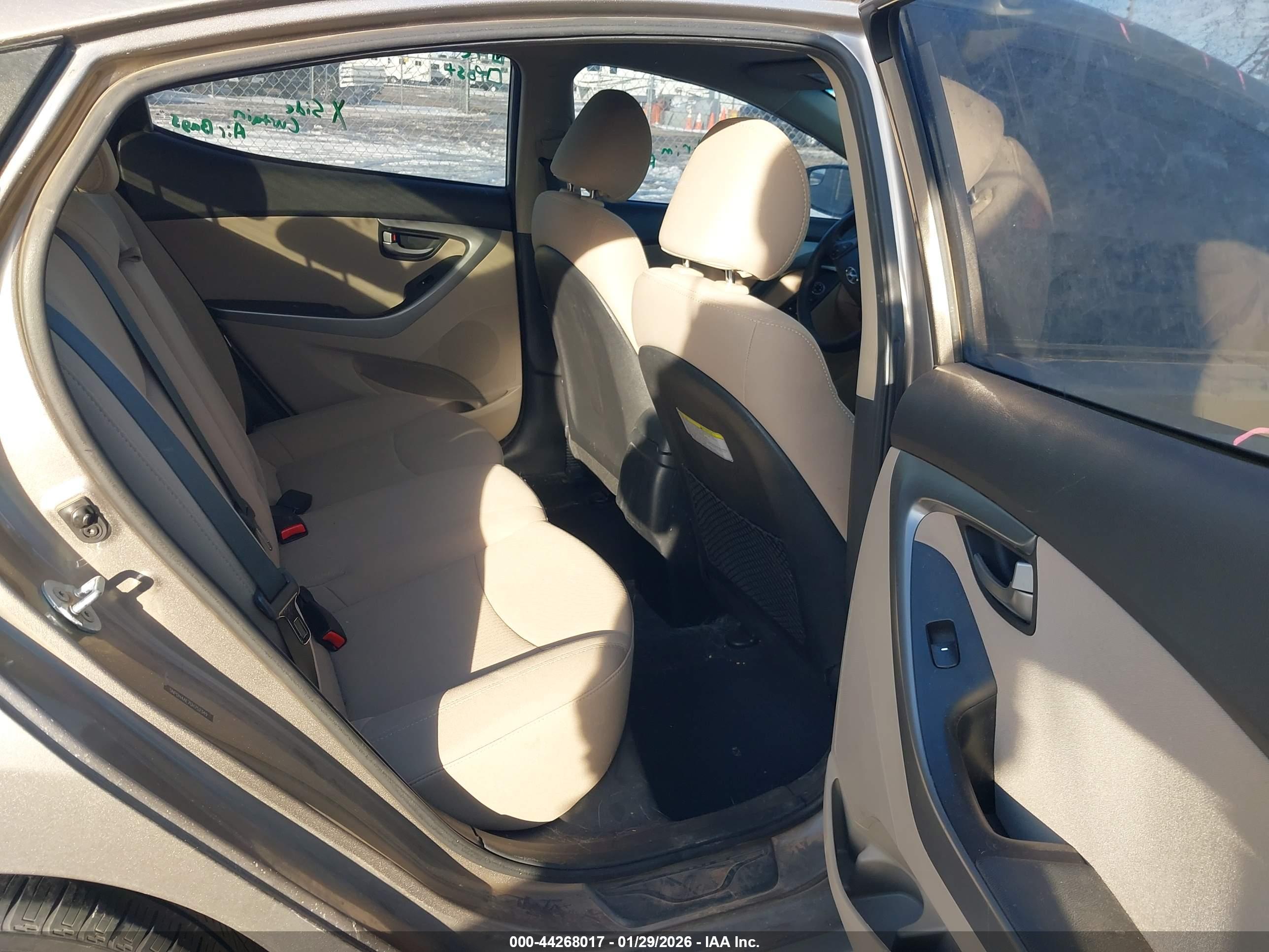 HYUNDAI ELANTRA image 8