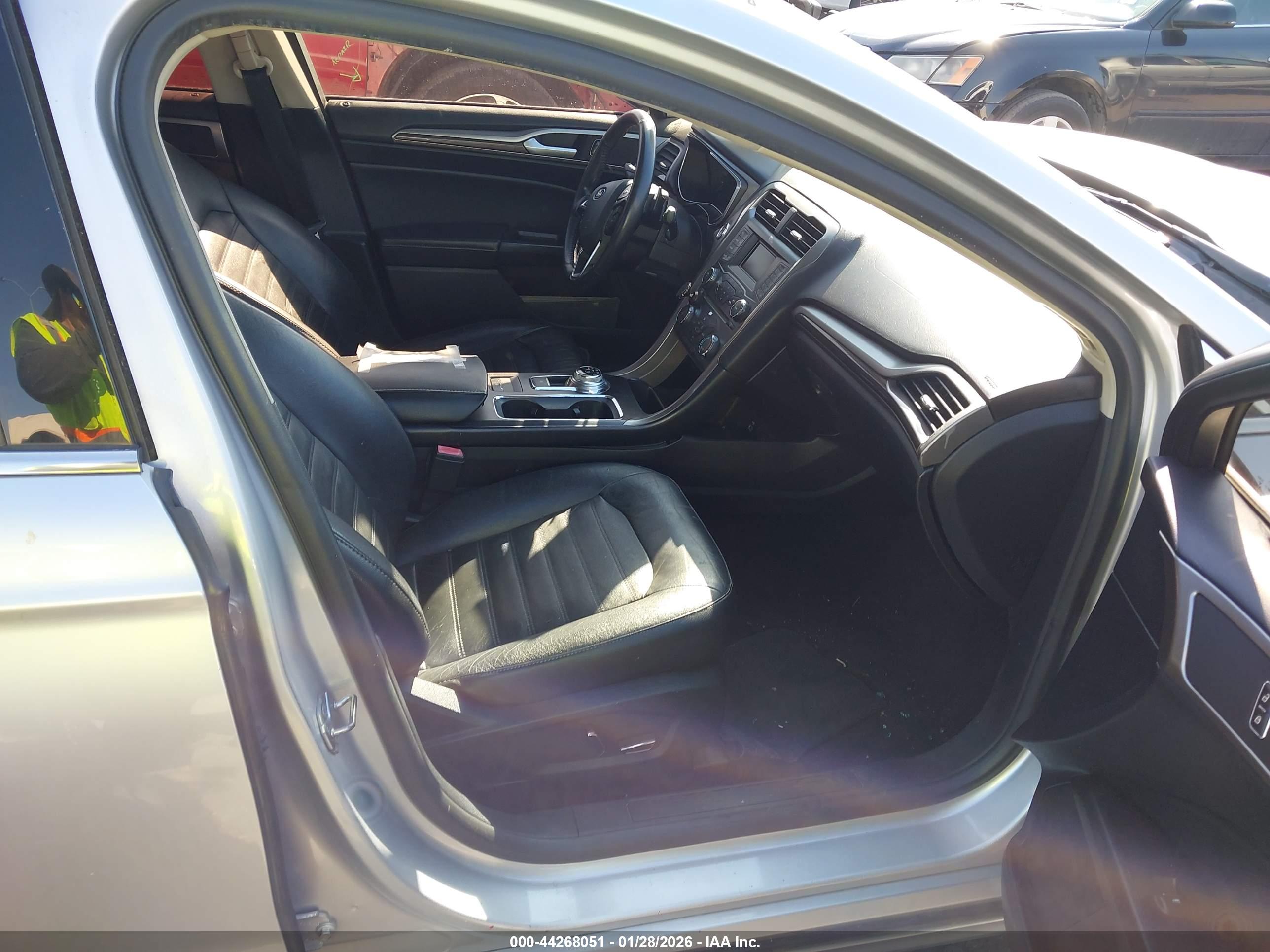 FORD FUSION image 5