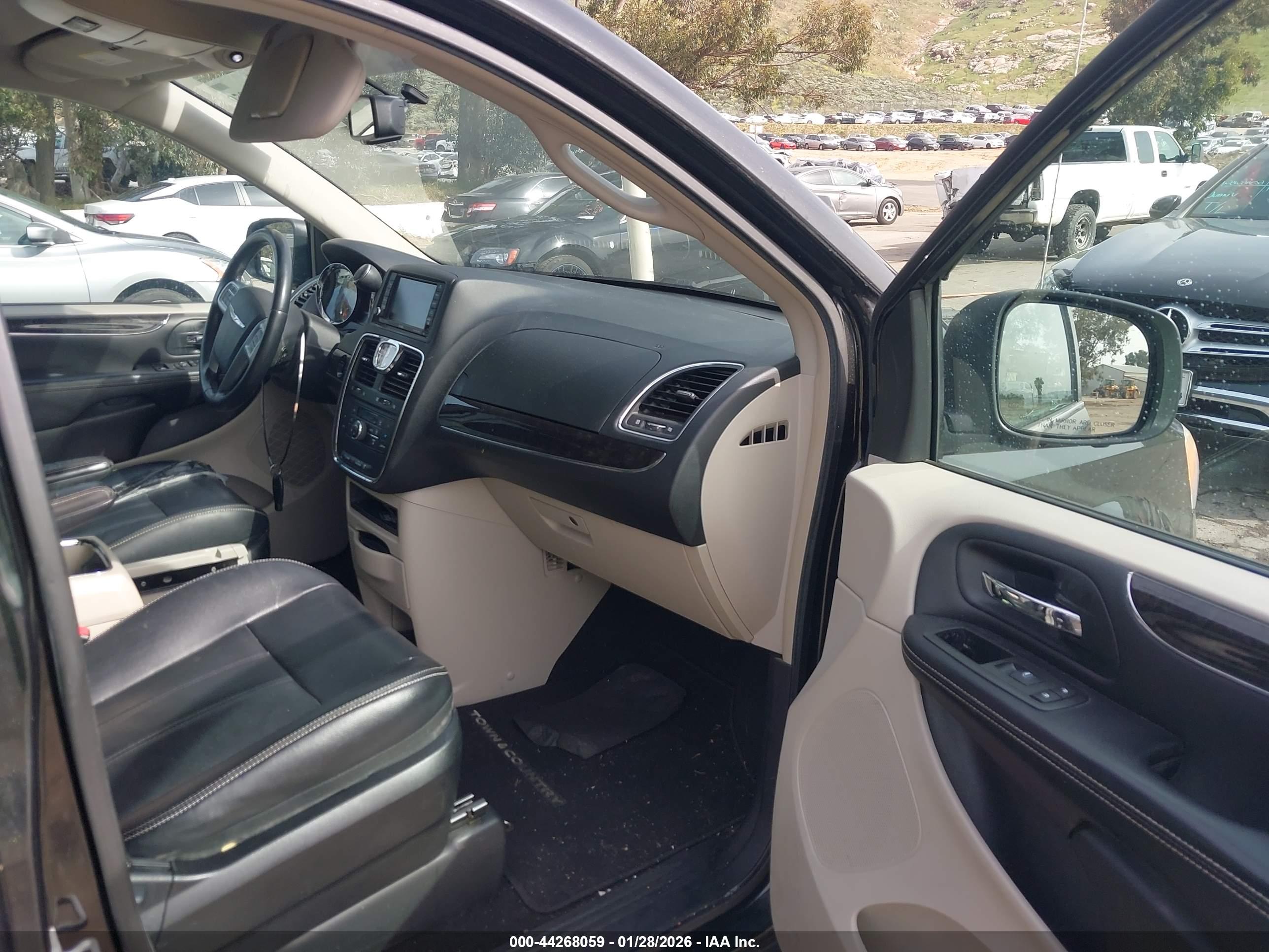 CHRYSLER TOWN image 5