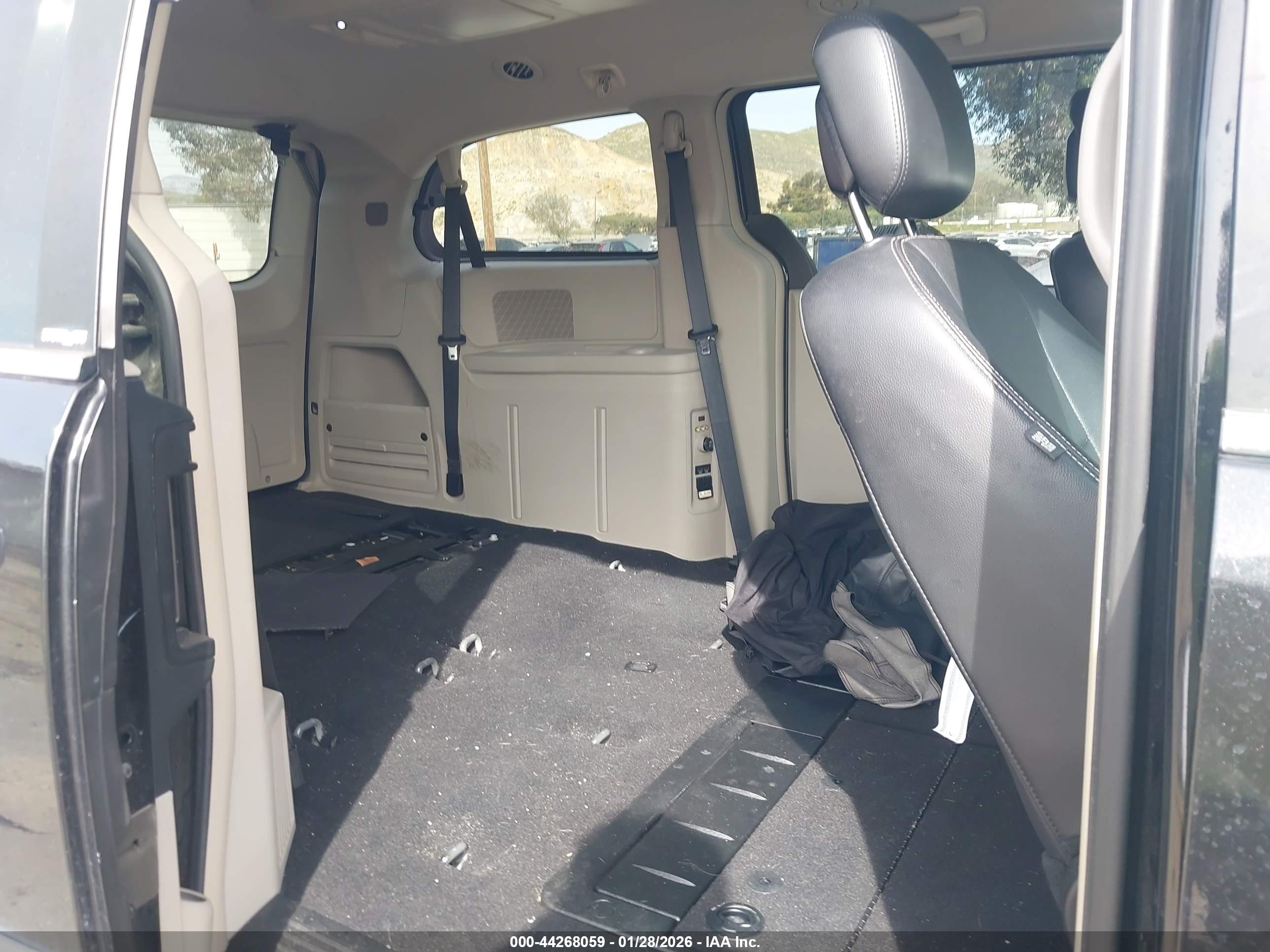 CHRYSLER TOWN image 8