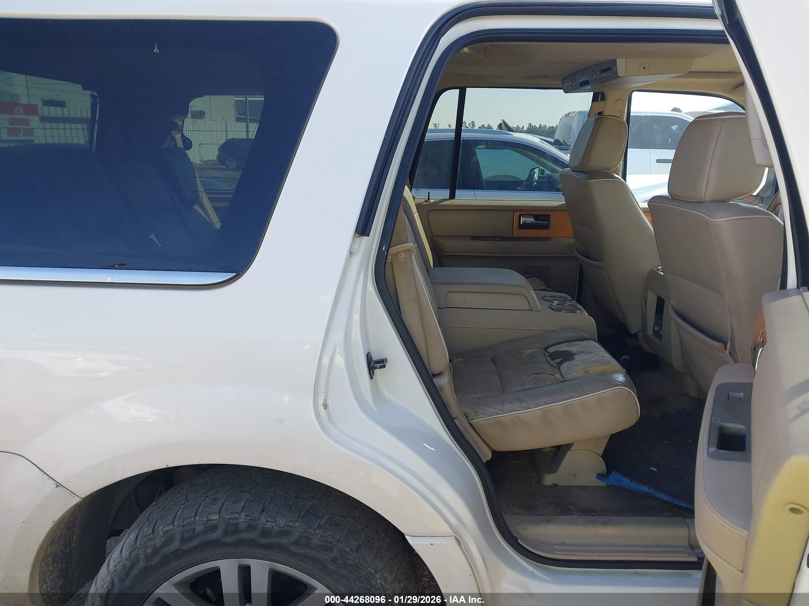LINCOLN NAVIGATOR image 8