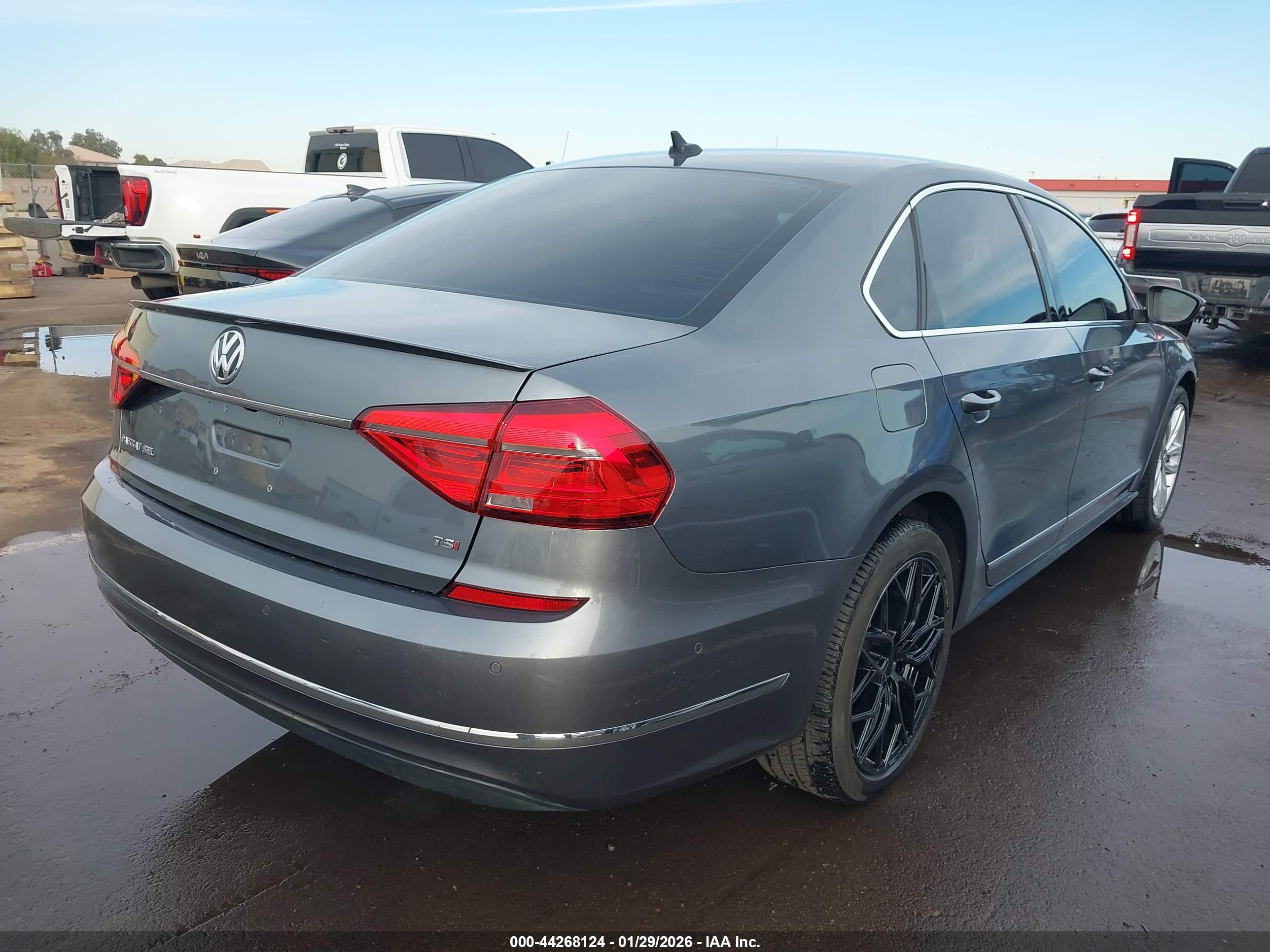 VOLKSWAGEN PASSAT image 4