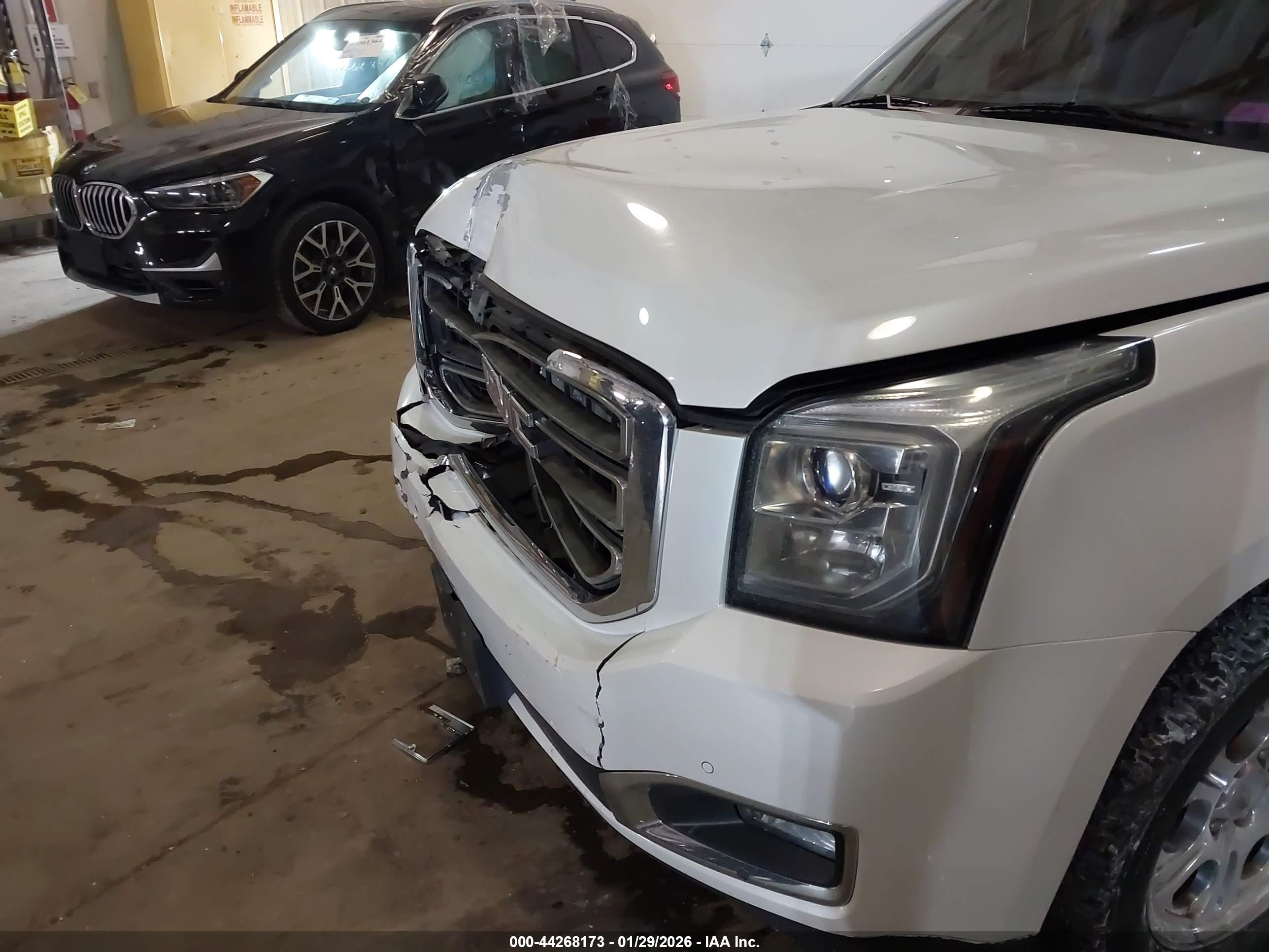 GMC YUKON image 6