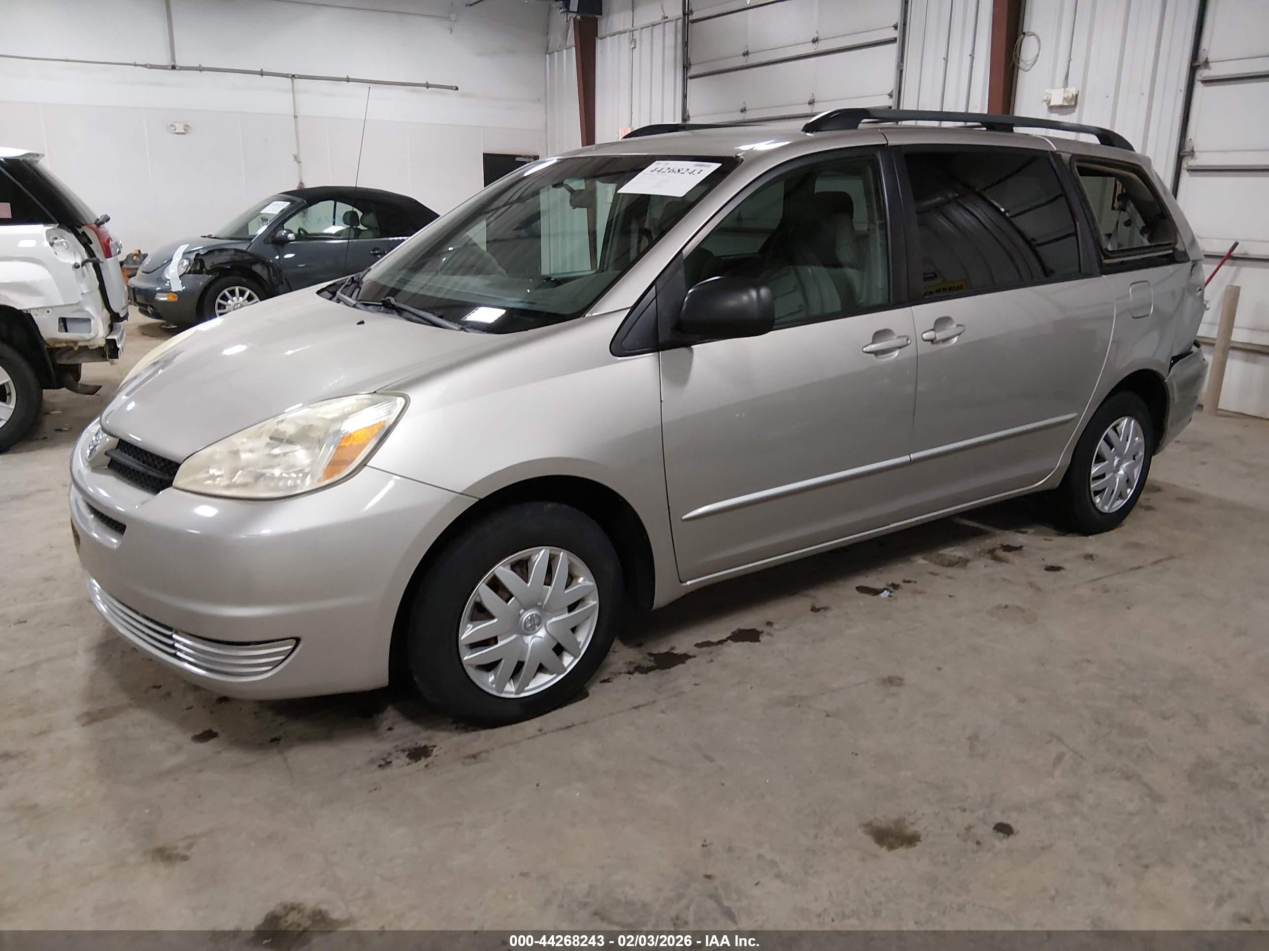 TOYOTA SIENNA image 2