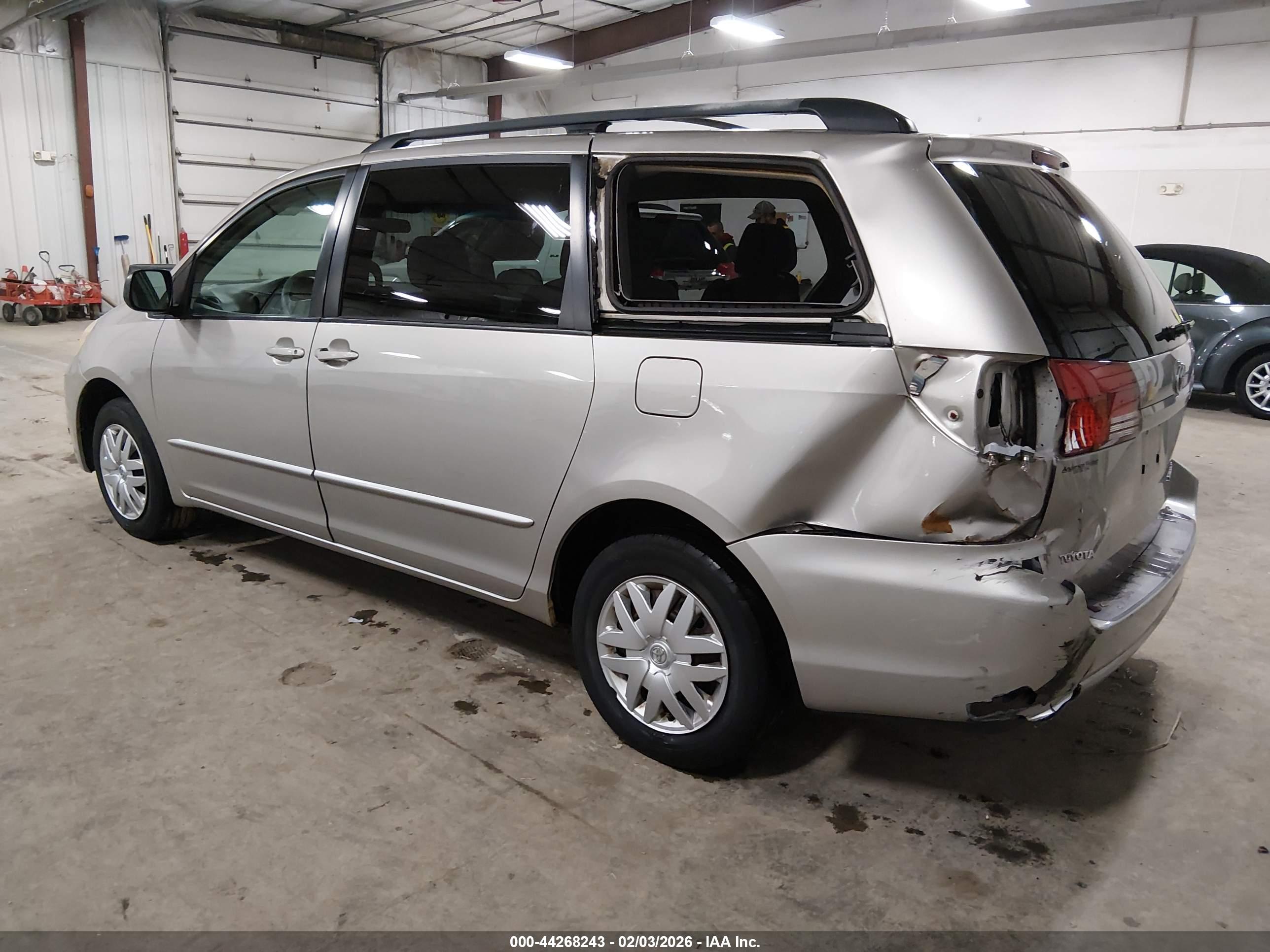 TOYOTA SIENNA image 3