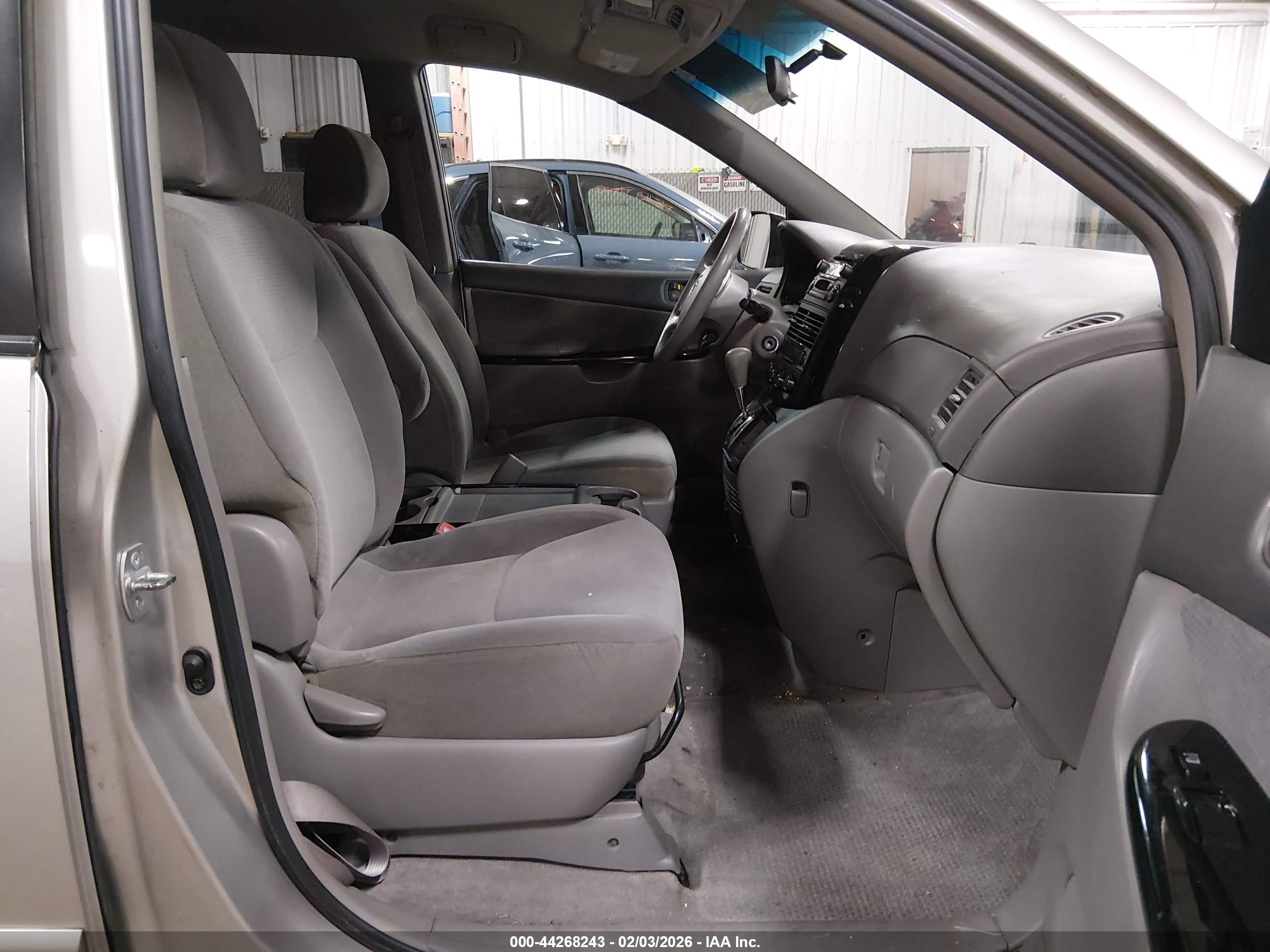 TOYOTA SIENNA image 5