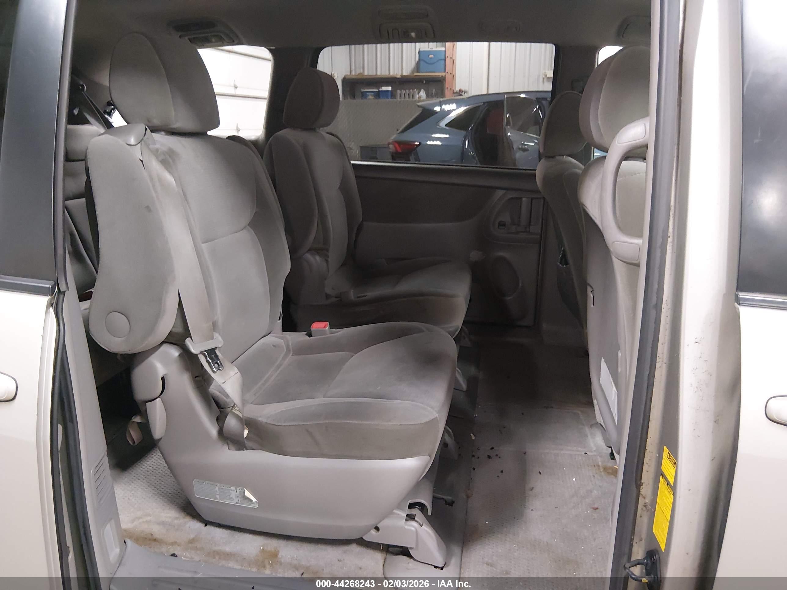 TOYOTA SIENNA image 8