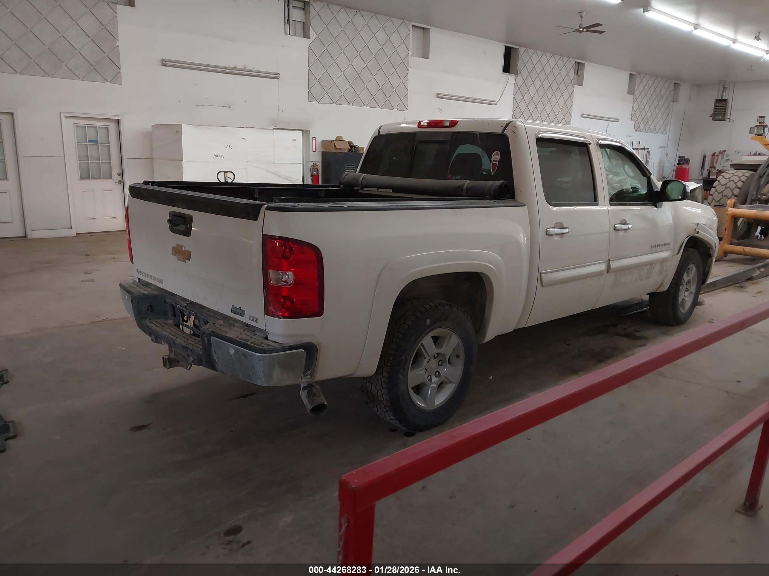 CHEVROLET SILVERADO image 4