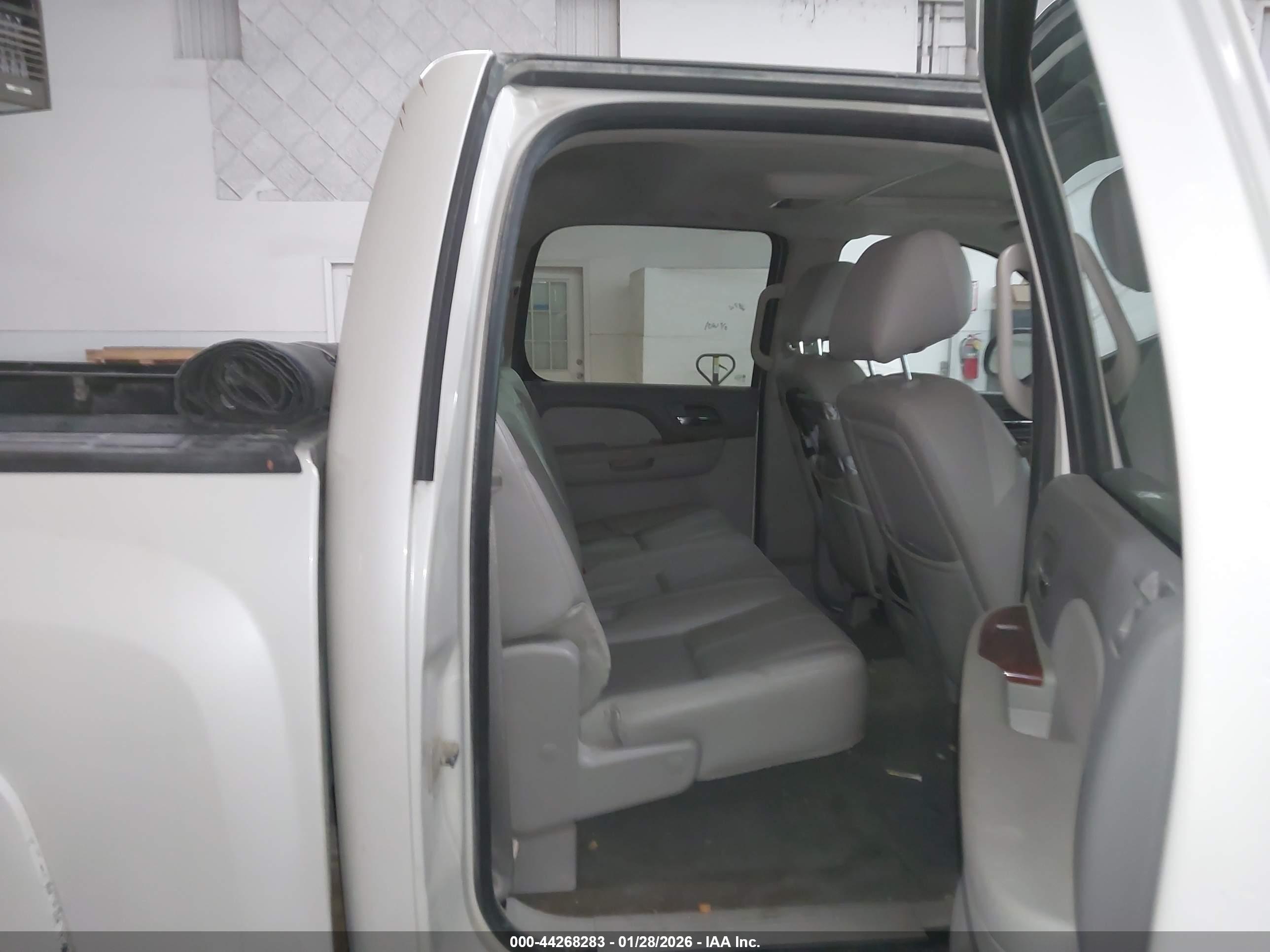 CHEVROLET SILVERADO image 8