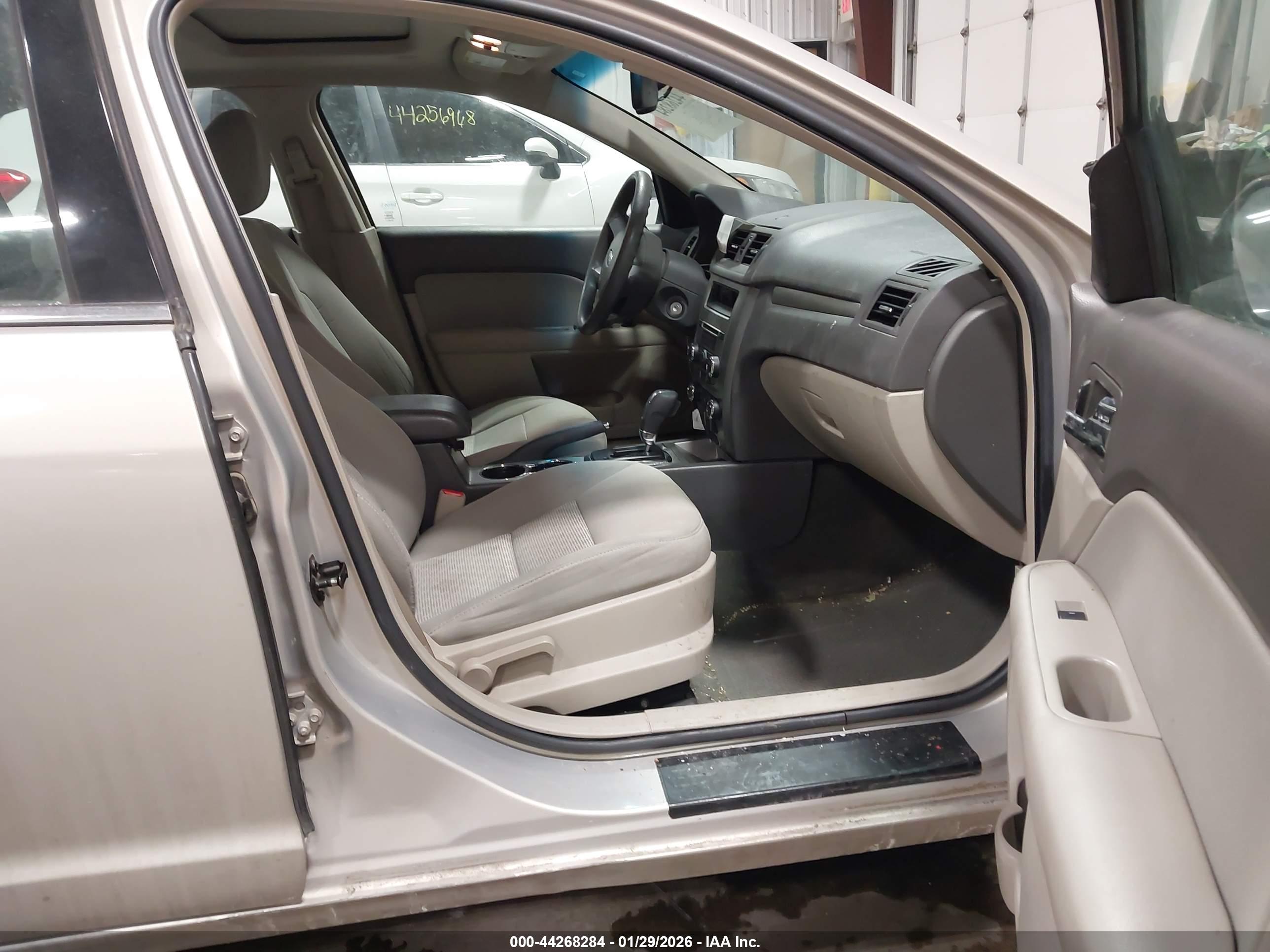 FORD FUSION image 5