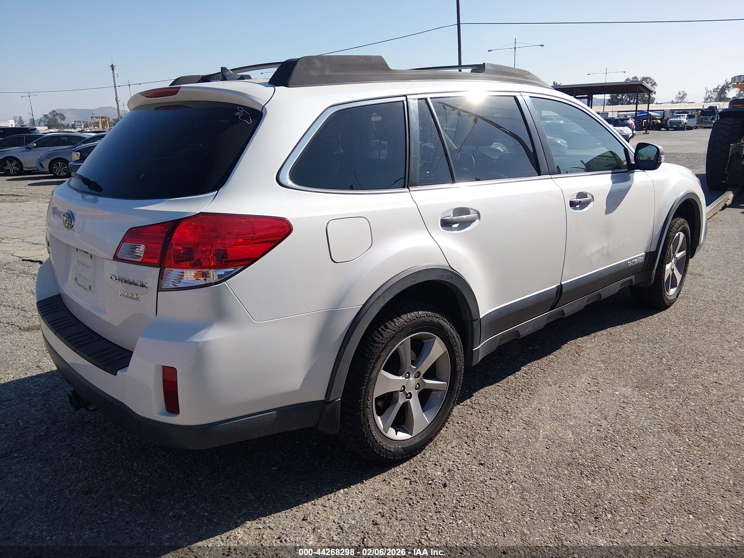SUBARU OUTBACK image 4