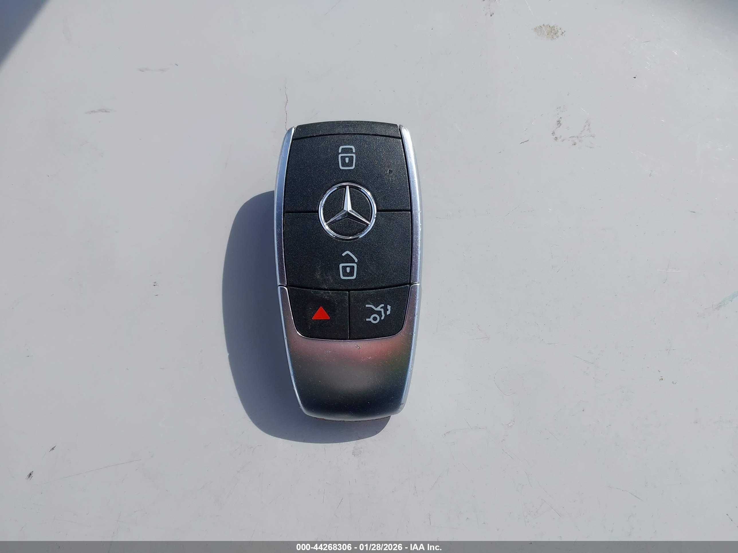 MERCEDES-BENZ GLB image 11