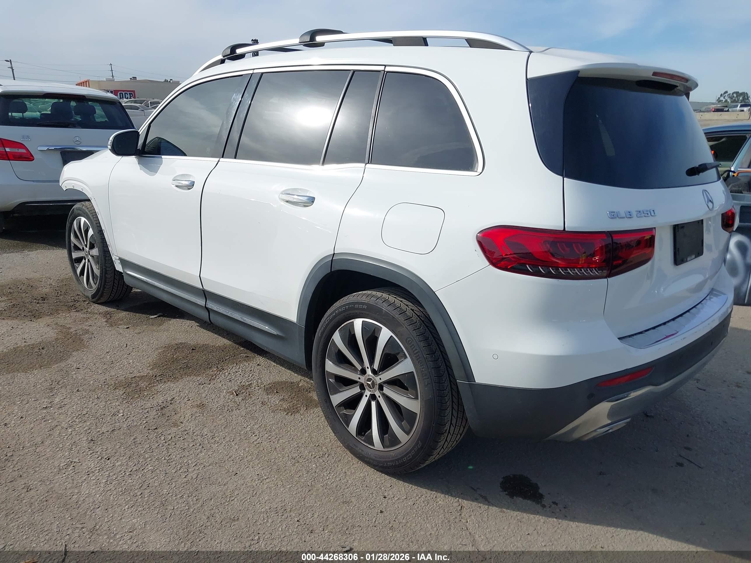 MERCEDES-BENZ GLB image 3