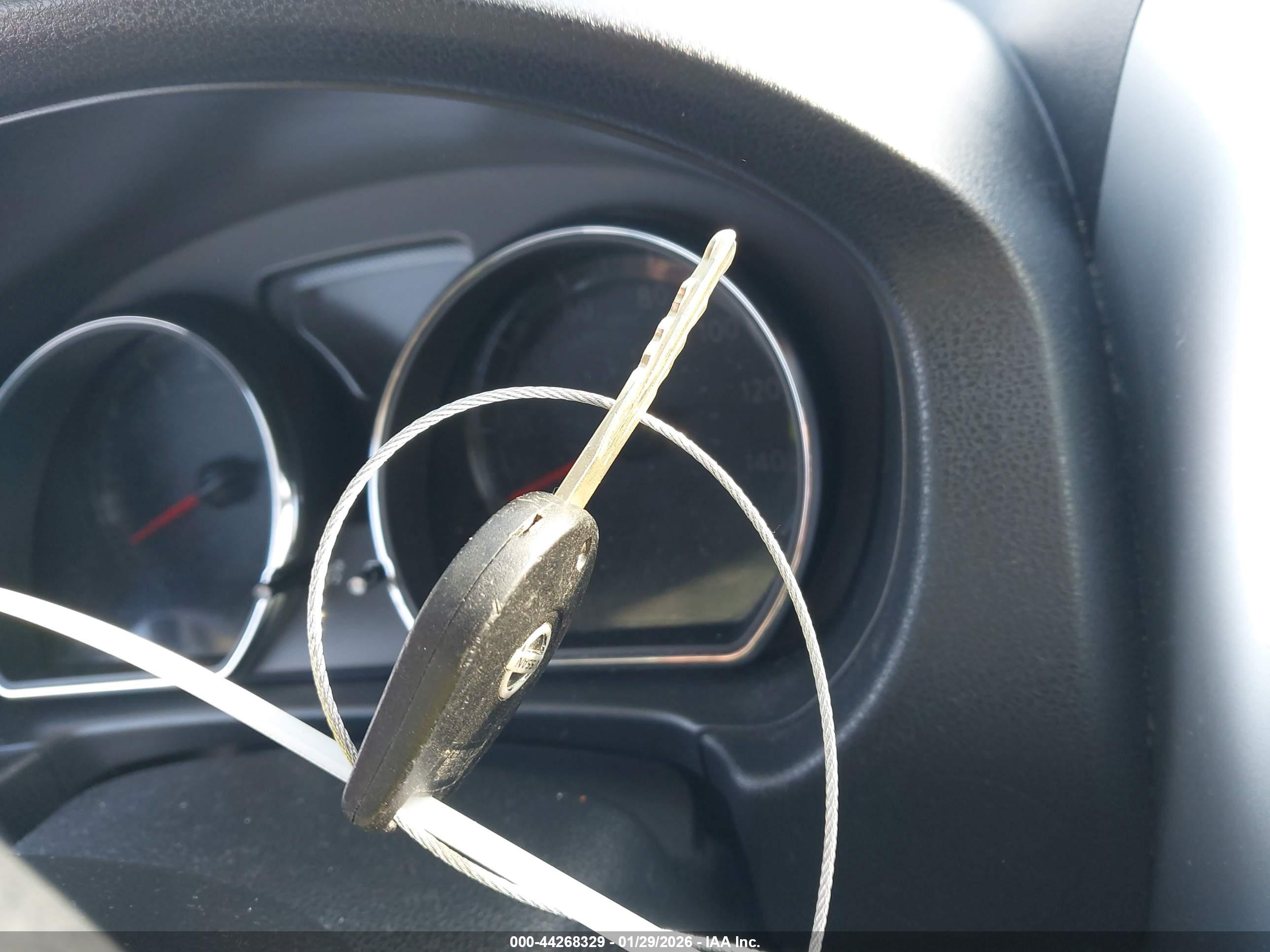NISSAN VERSA image 11