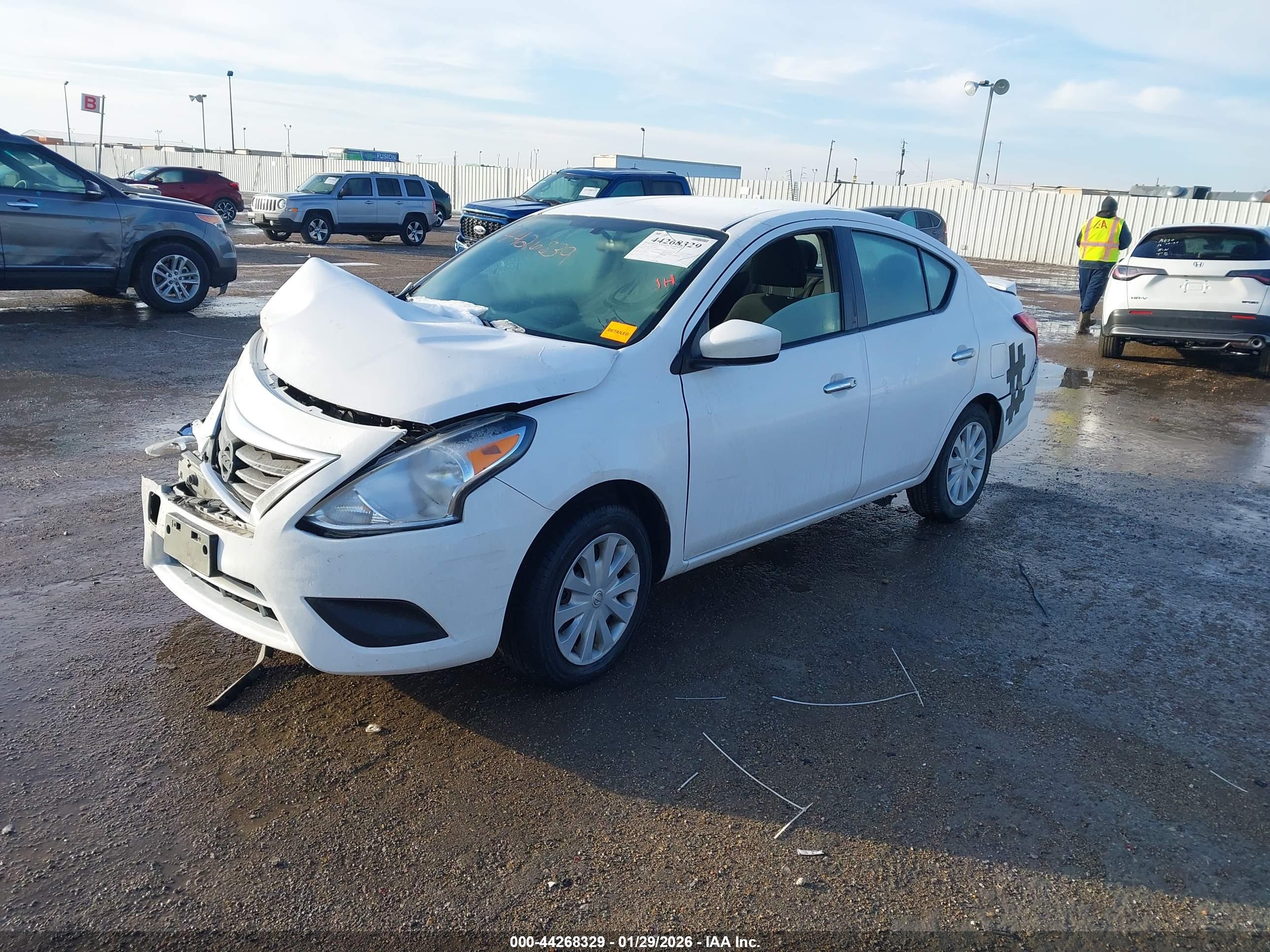 NISSAN VERSA image 2