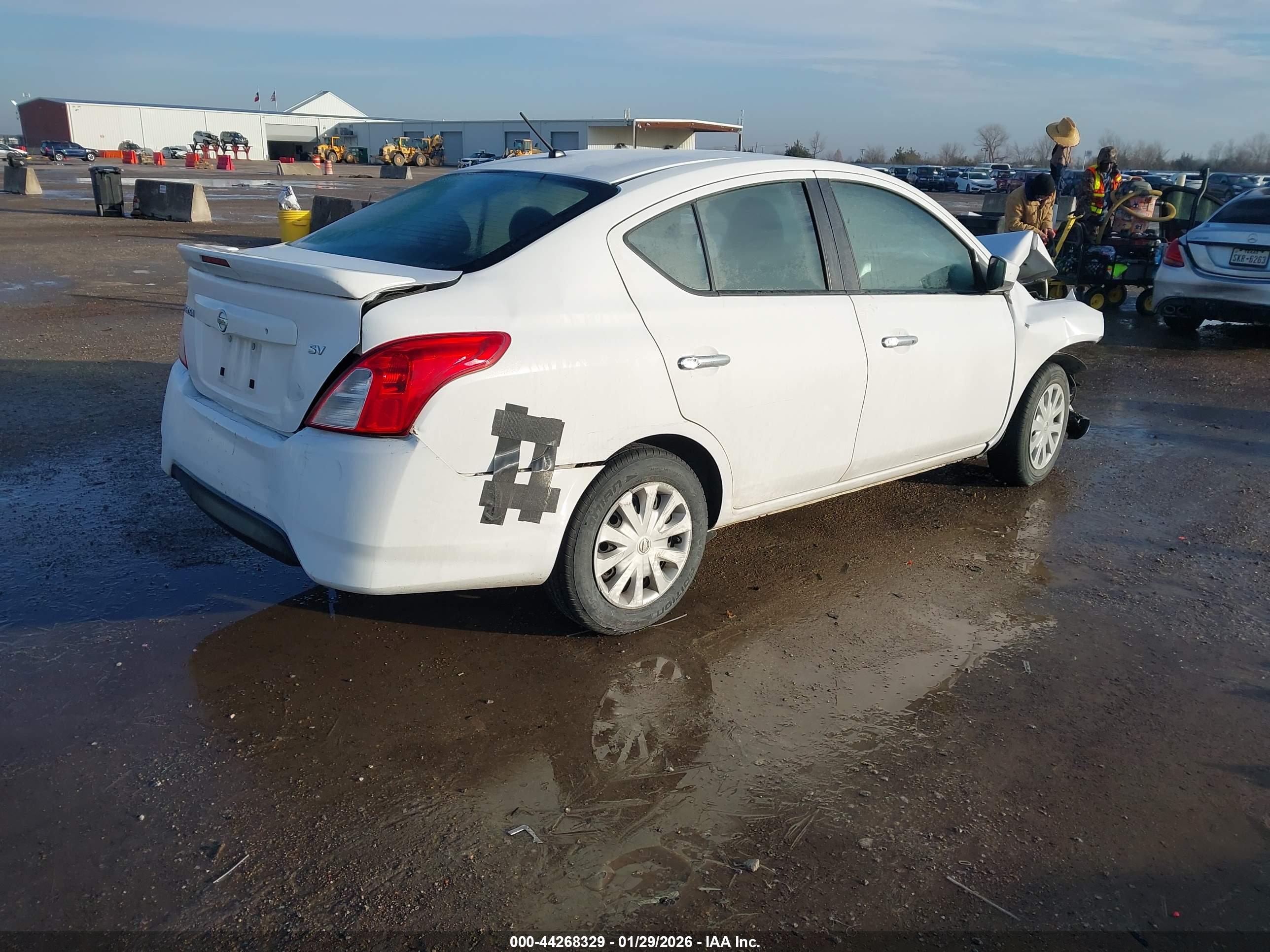 NISSAN VERSA image 4