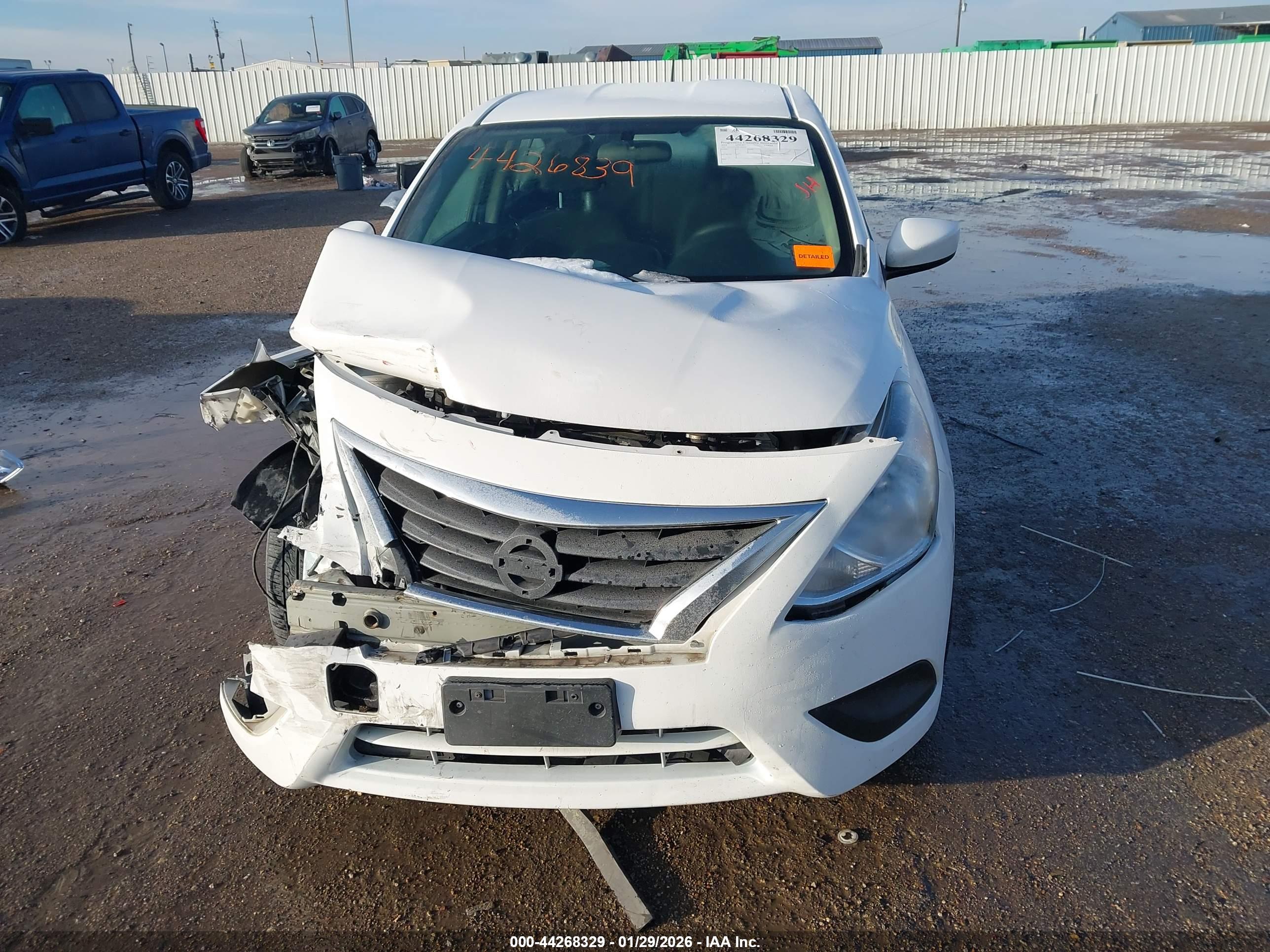 NISSAN VERSA image 6
