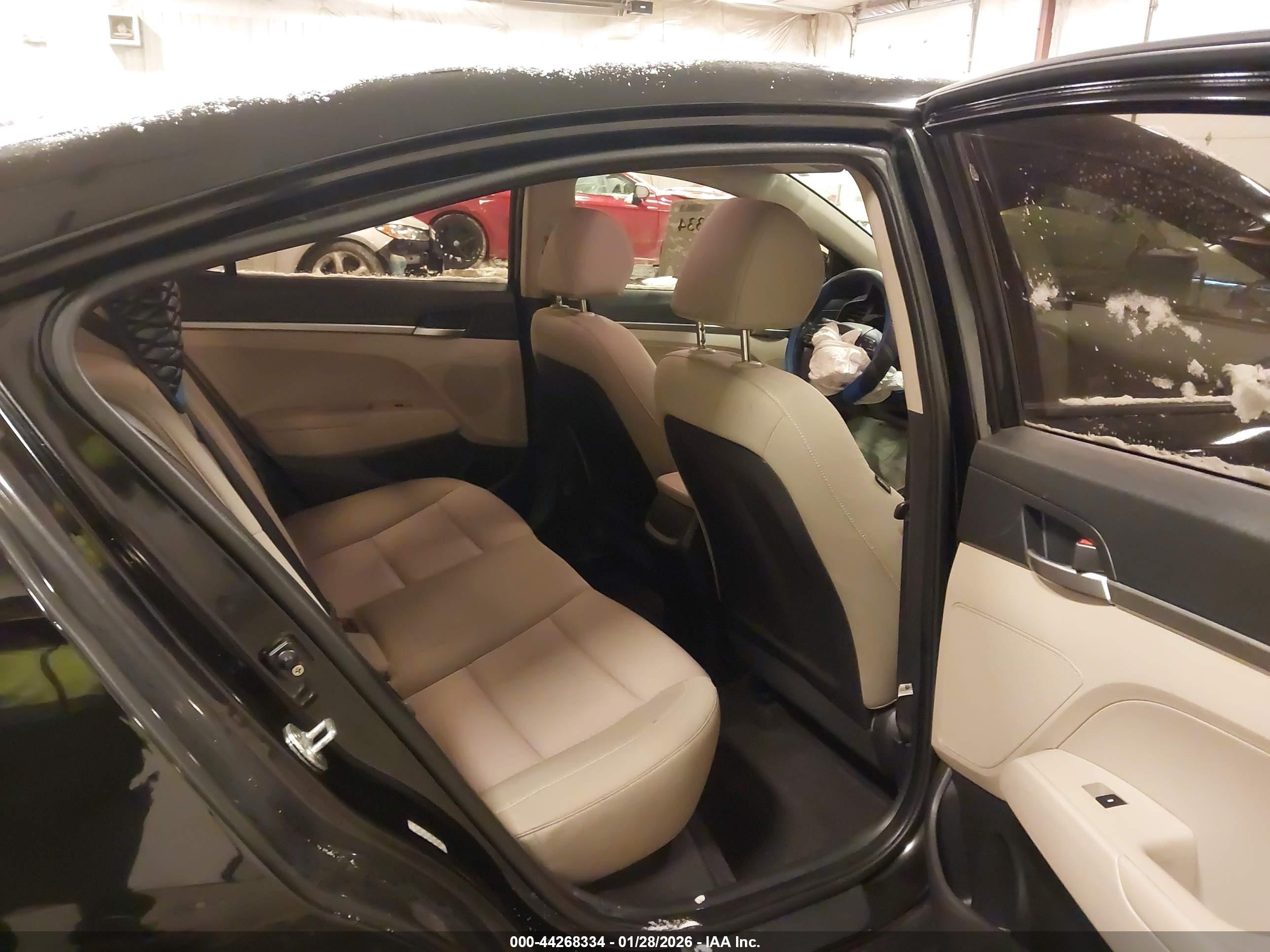 HYUNDAI ELANTRA image 8