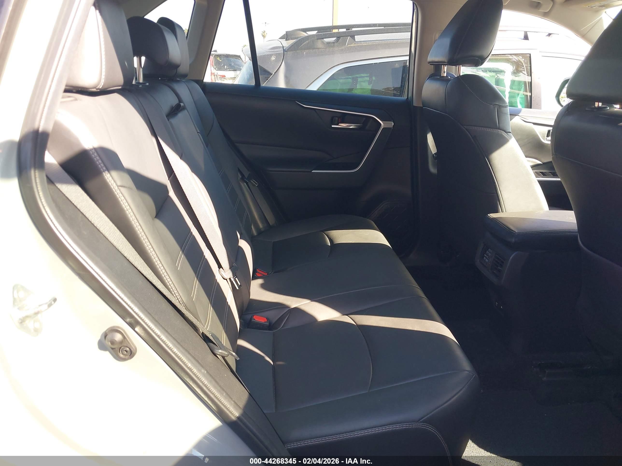 TOYOTA RAV4 image 8