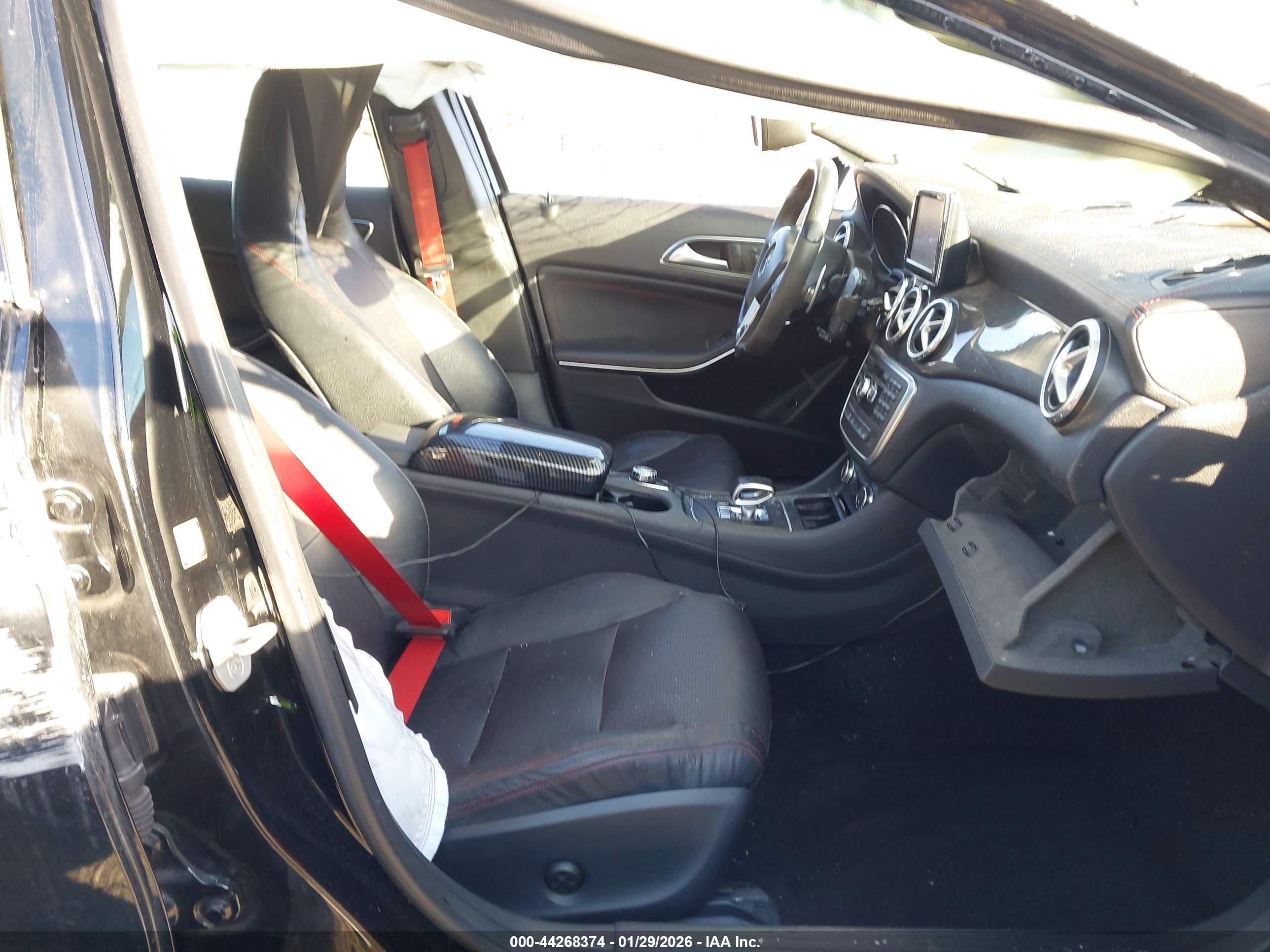 MERCEDES-BENZ GLA image 5