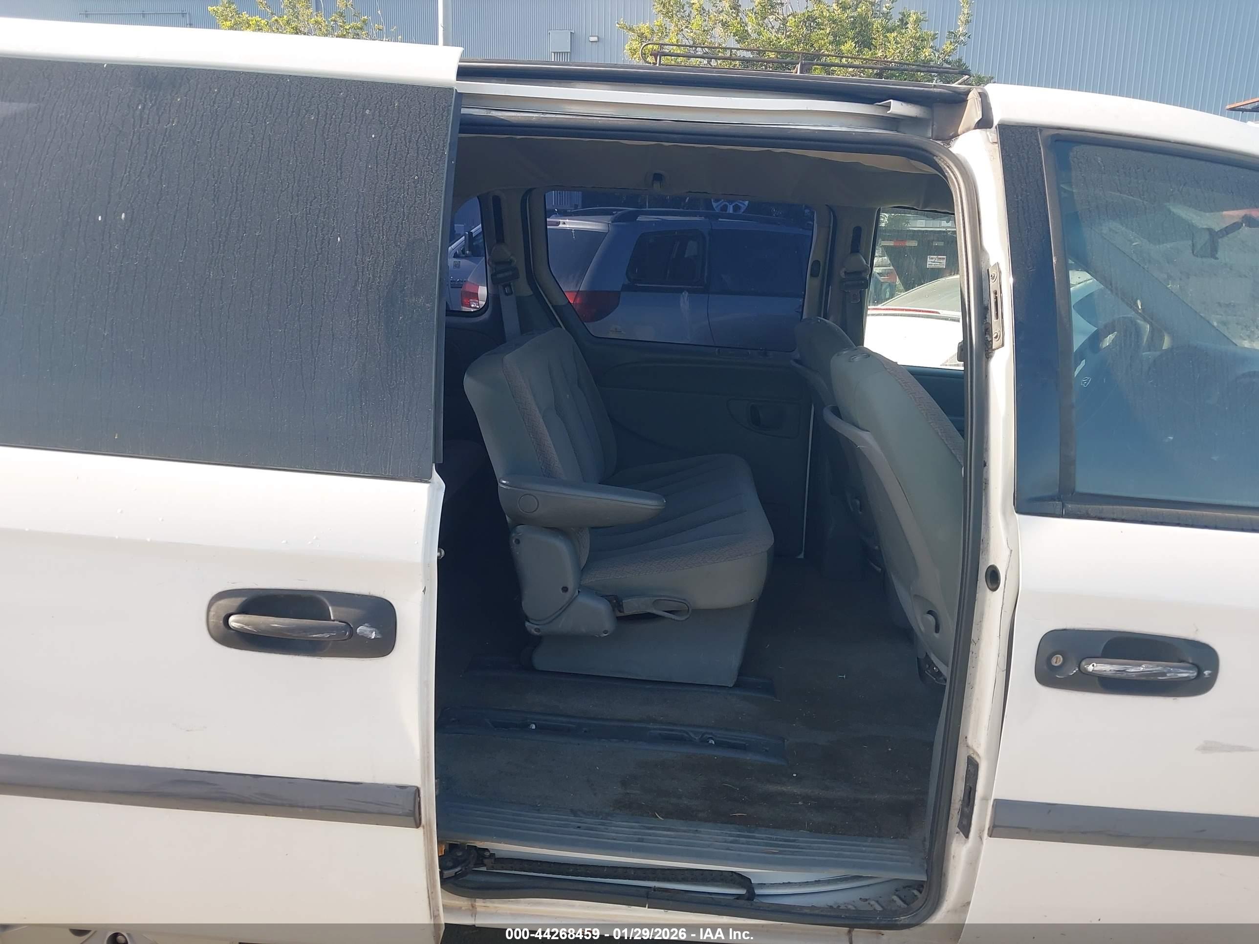 DODGE CARAVAN image 8
