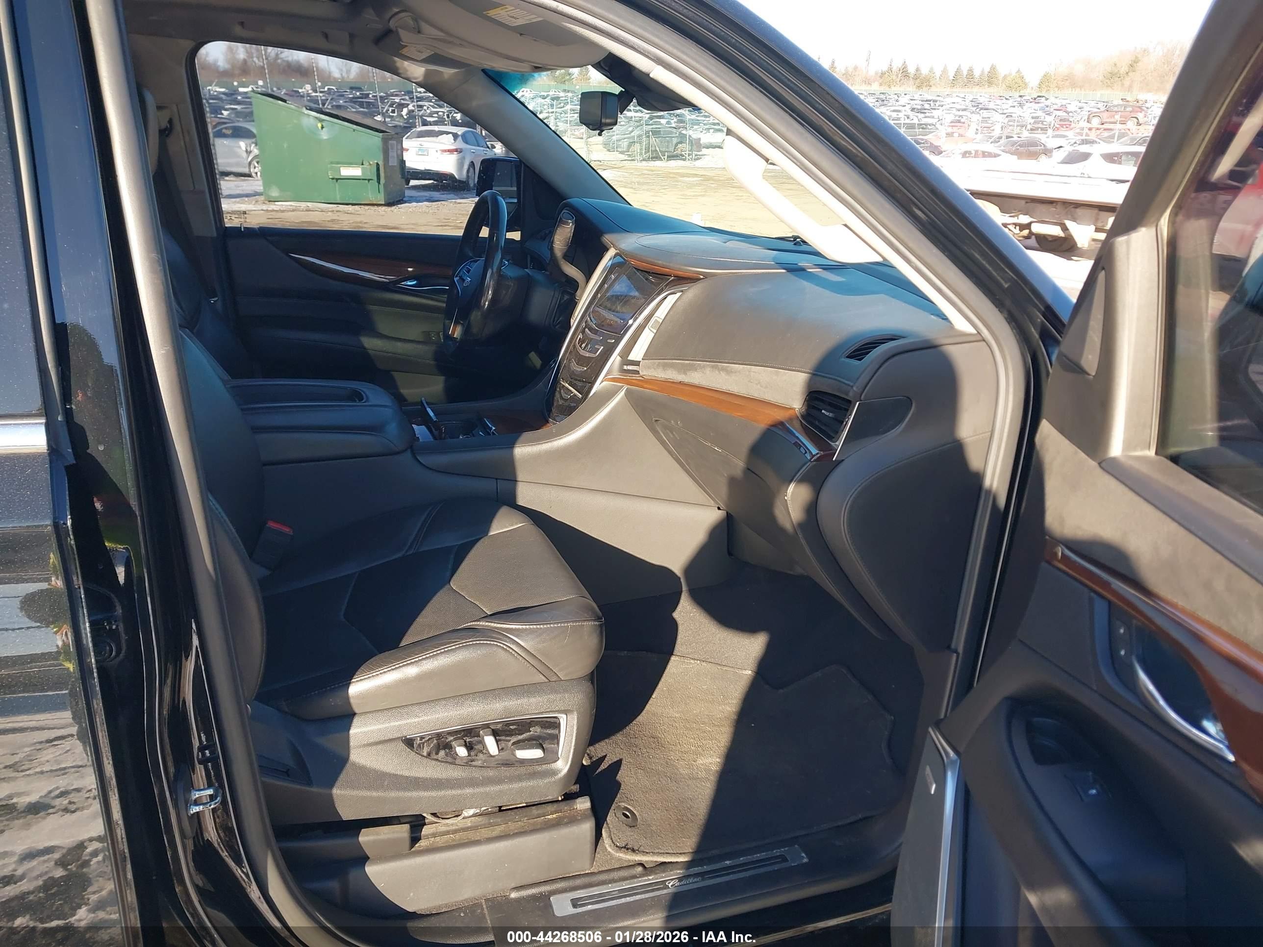 CADILLAC ESCALADE image 5