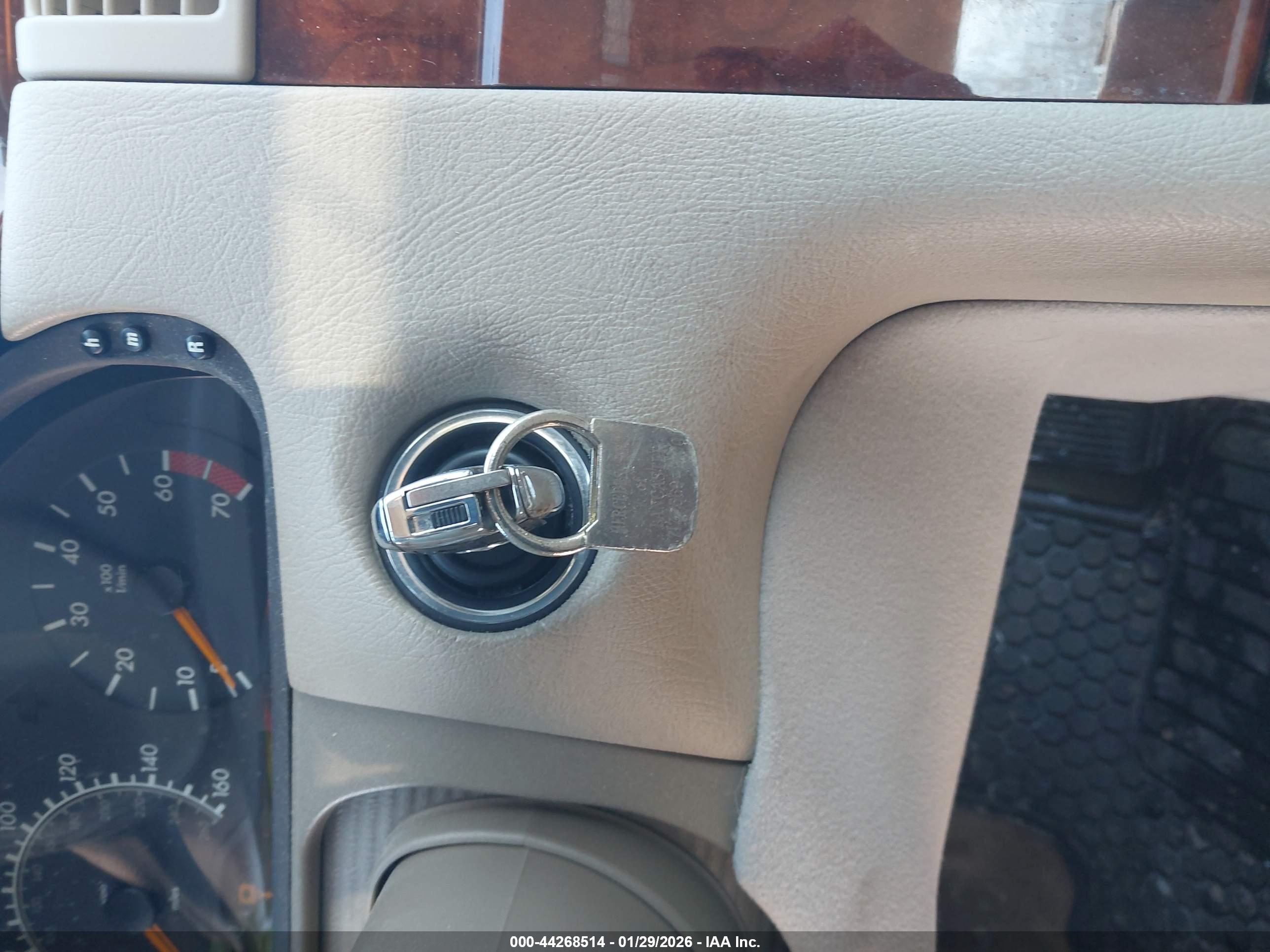 MERCEDES-BENZ E image 11