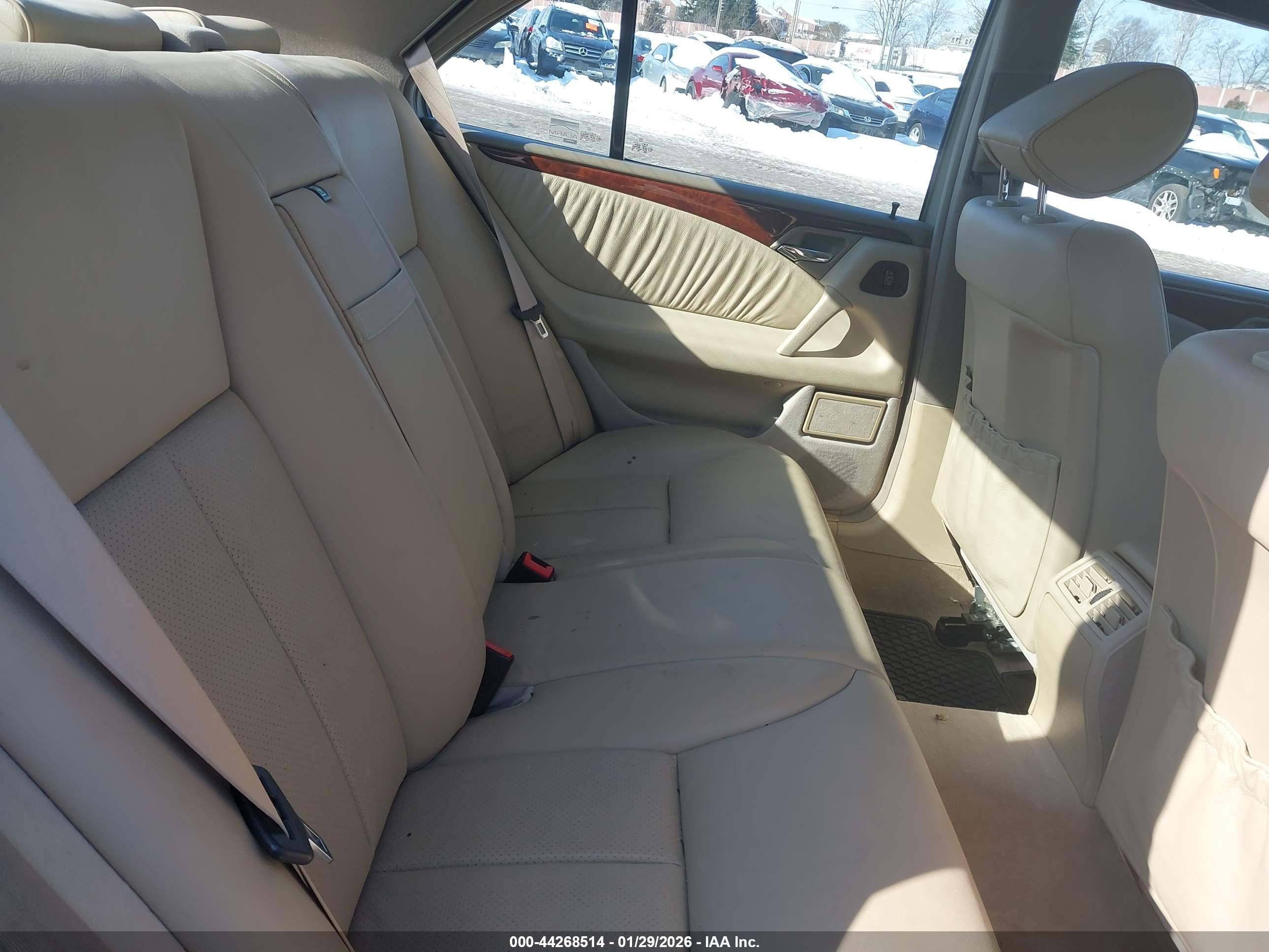MERCEDES-BENZ E image 8