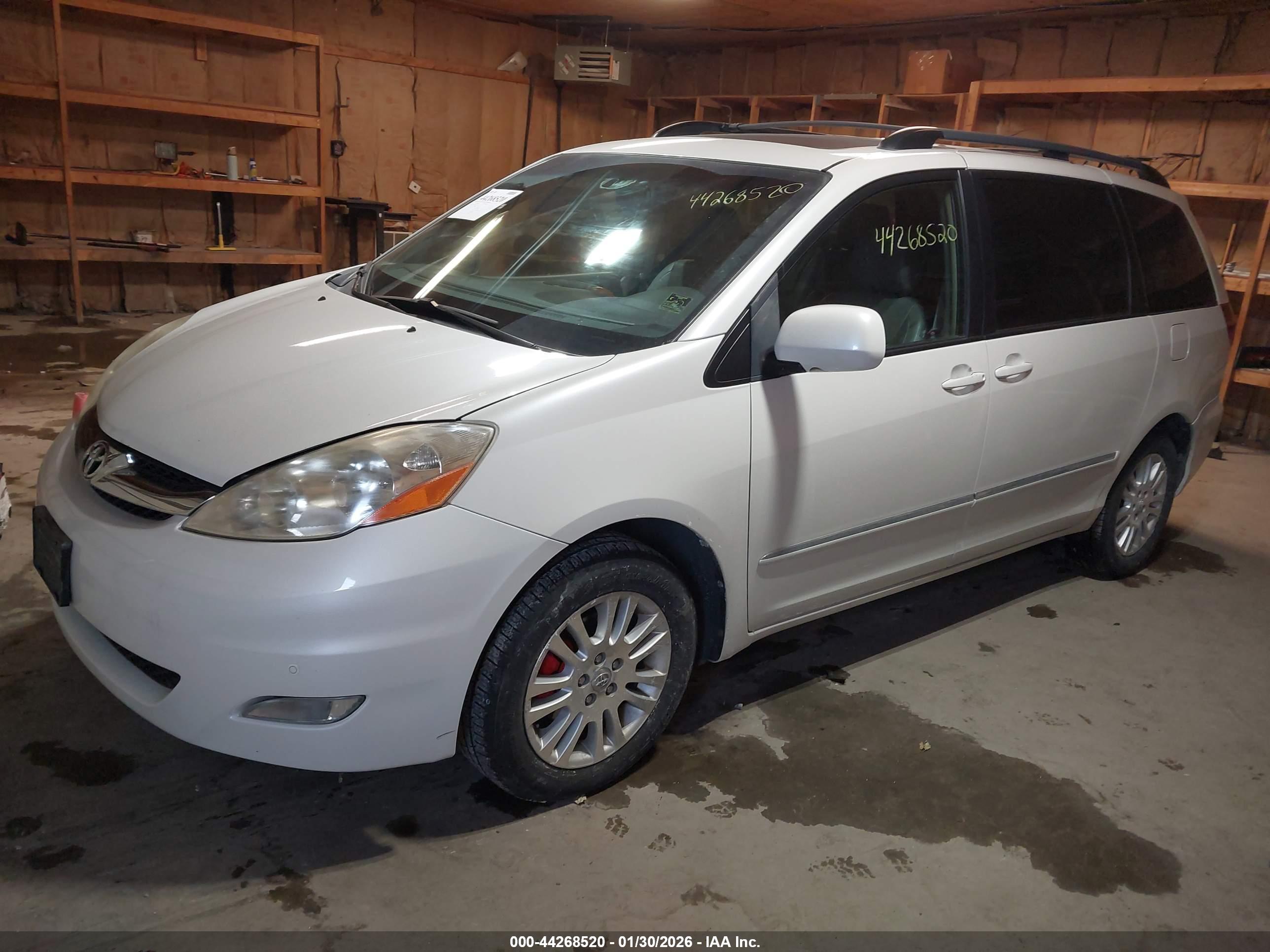 TOYOTA SIENNA image 2