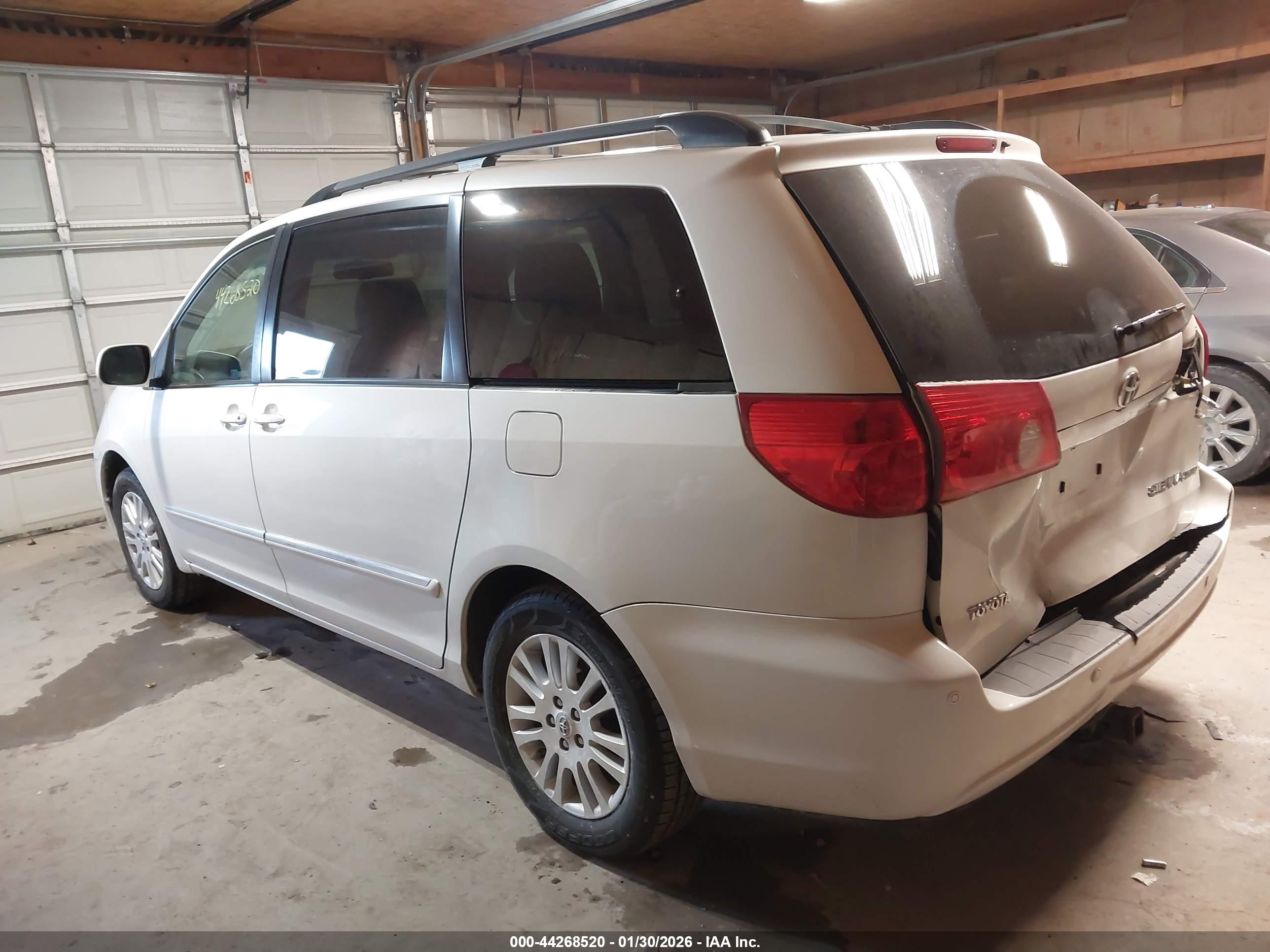 TOYOTA SIENNA image 3
