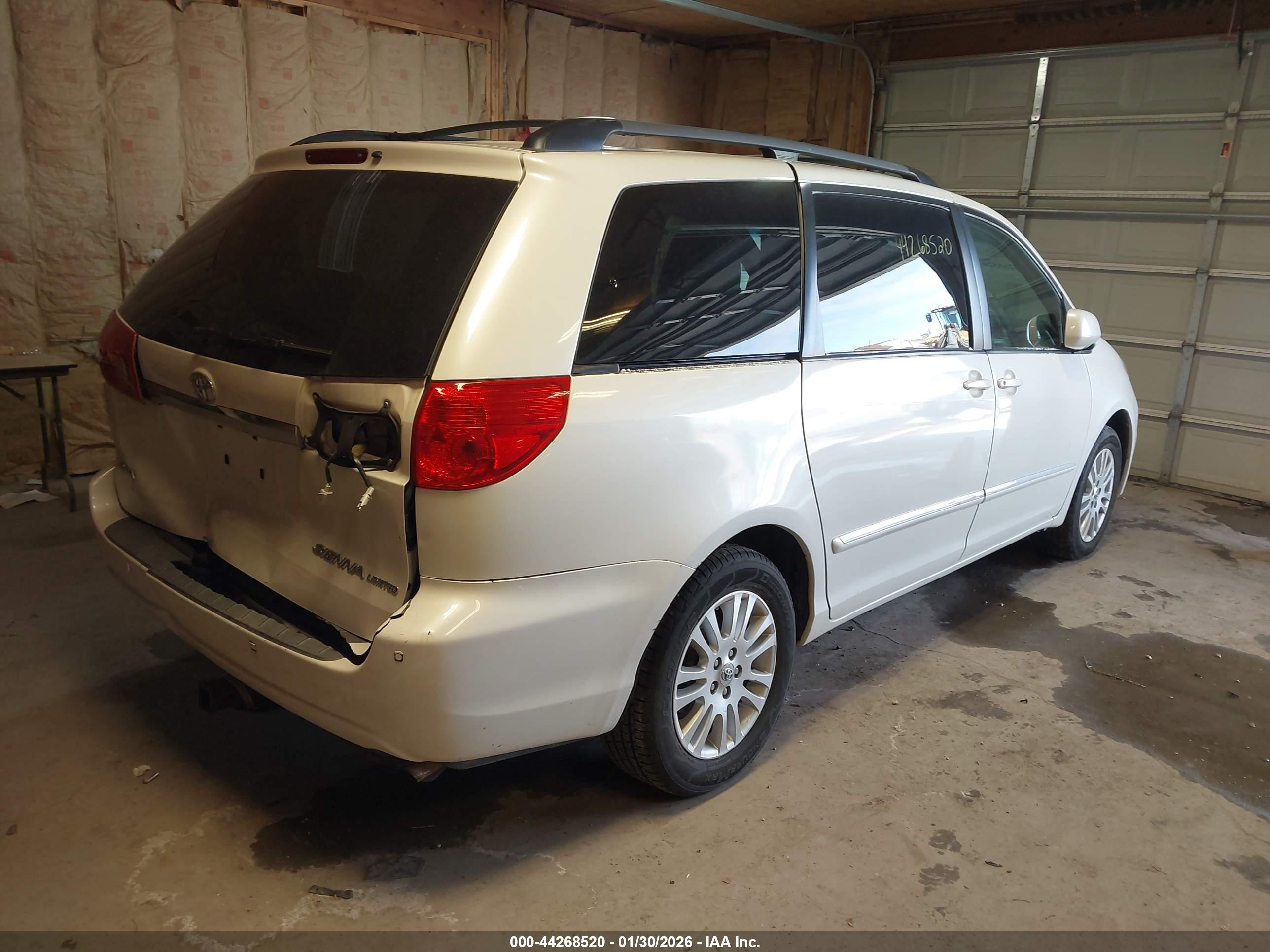 TOYOTA SIENNA image 4