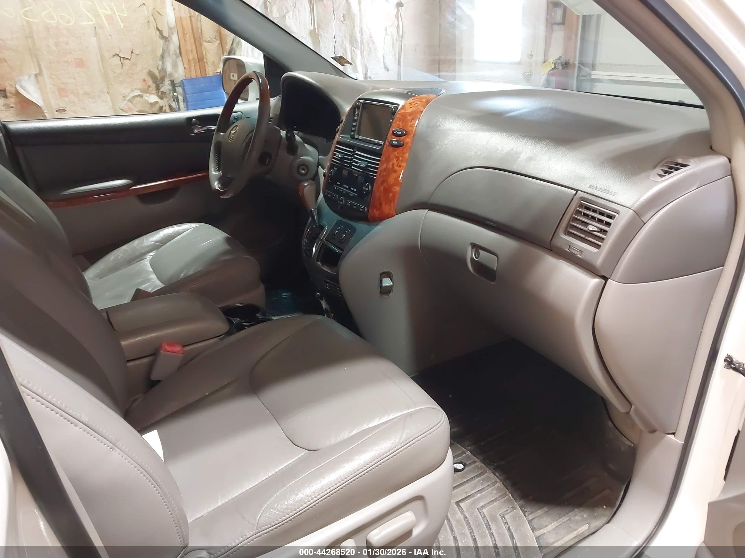 TOYOTA SIENNA image 5