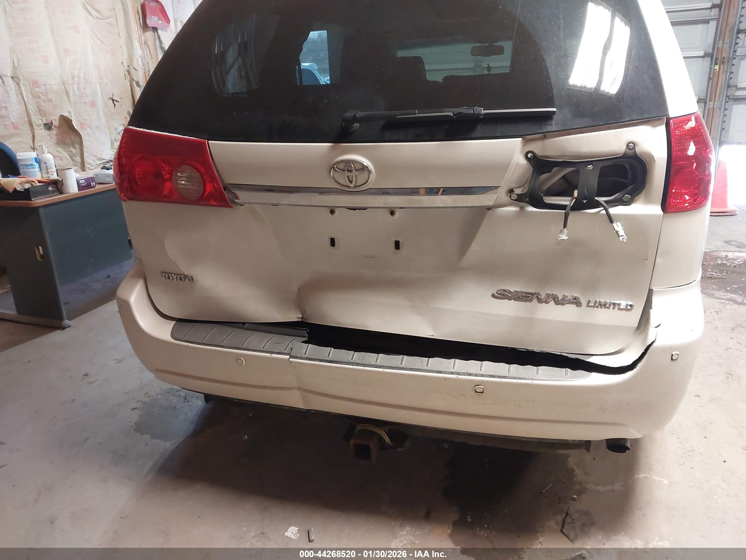 TOYOTA SIENNA image 6
