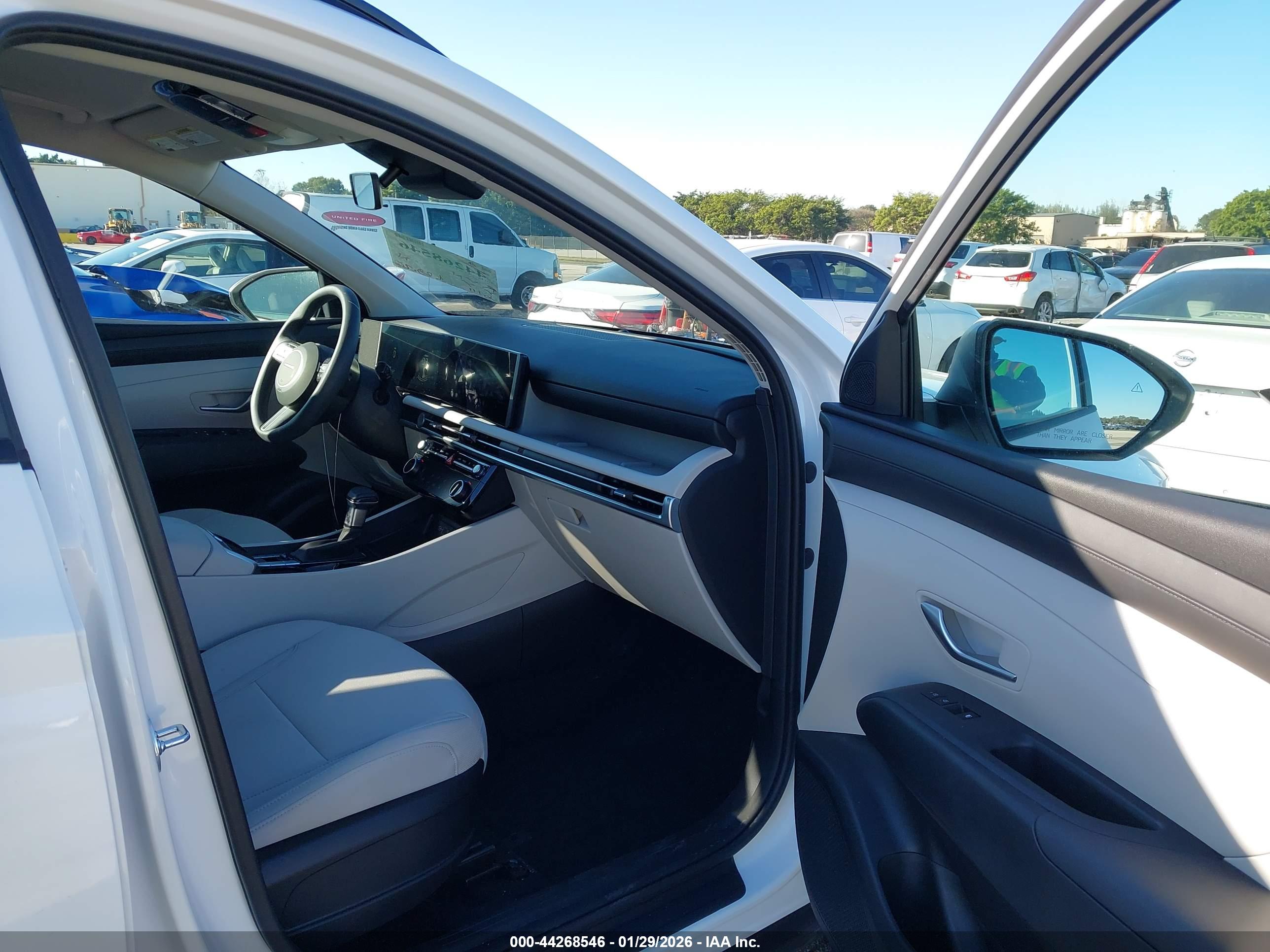 HYUNDAI TUCSON image 5