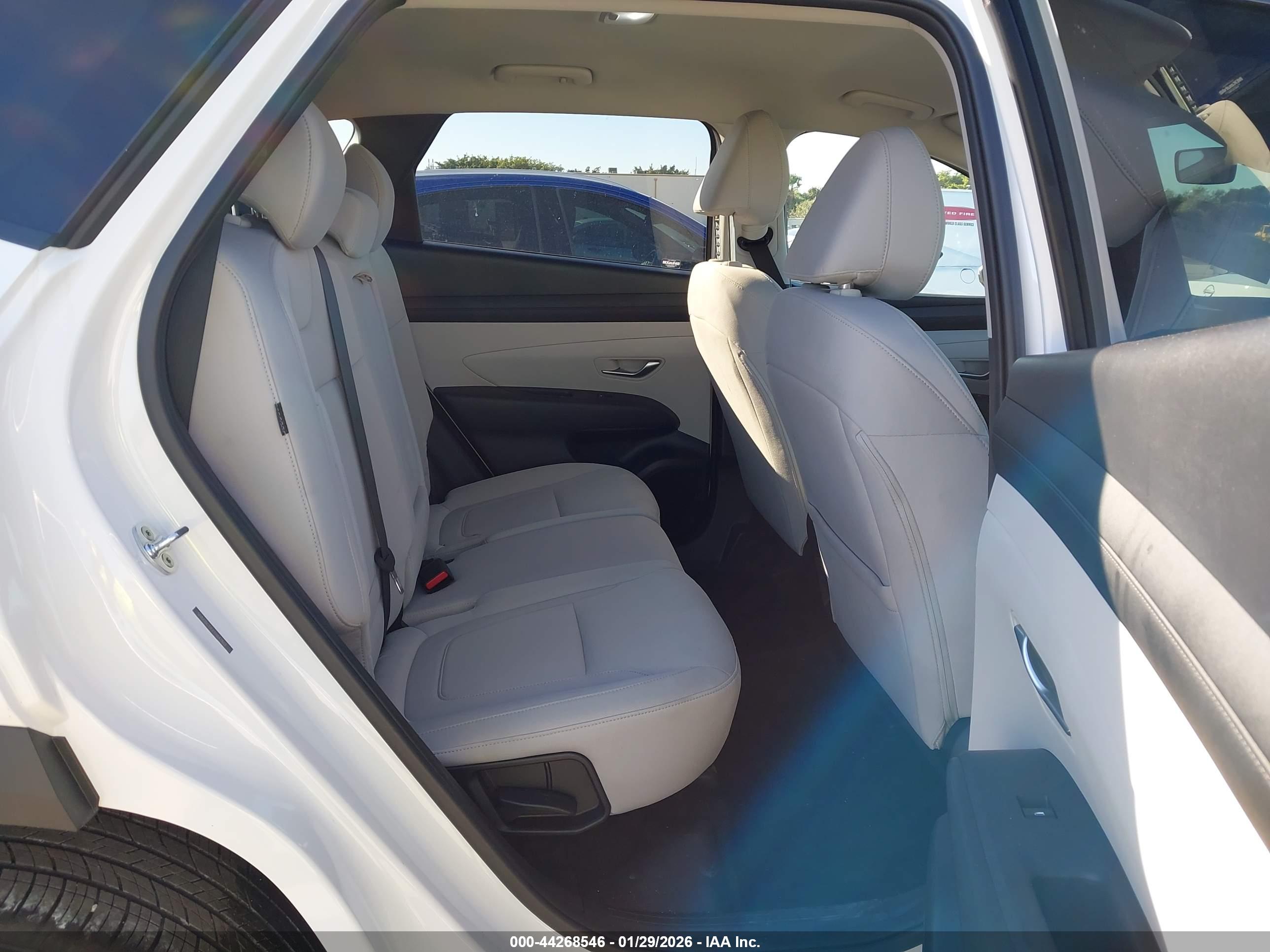 HYUNDAI TUCSON image 8