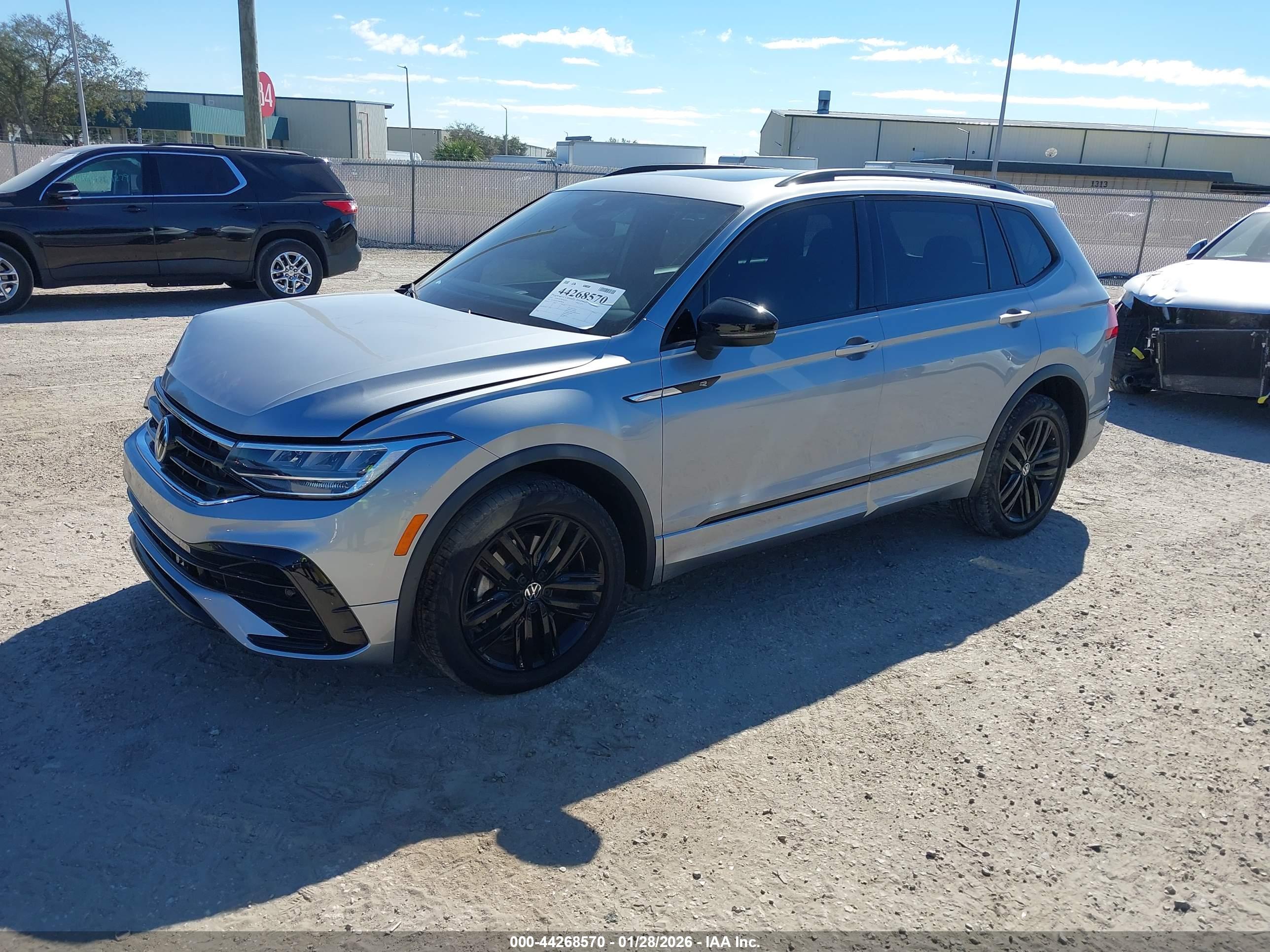 VOLKSWAGEN TIGUAN image 2