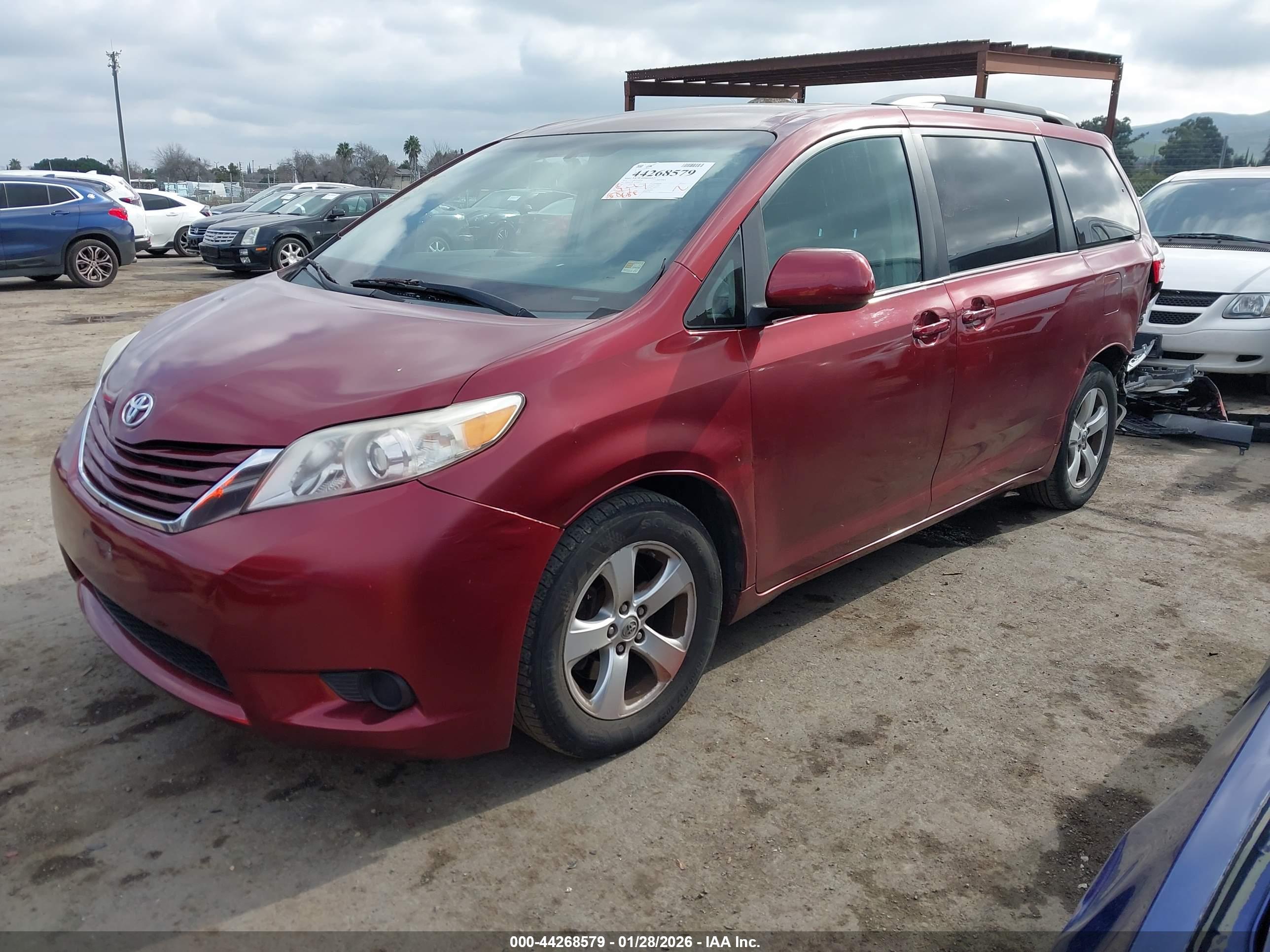 TOYOTA SIENNA image 2