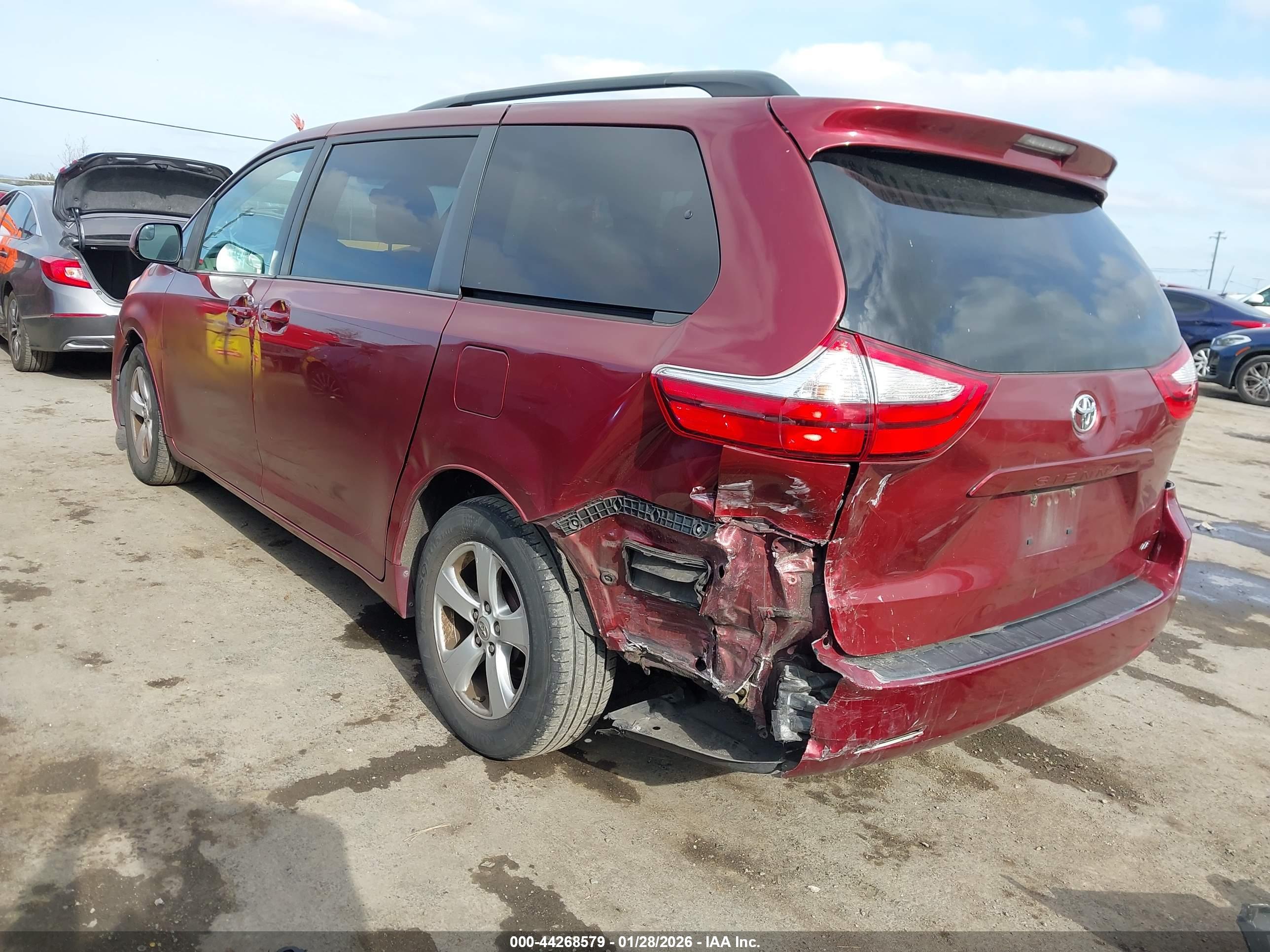 TOYOTA SIENNA image 3