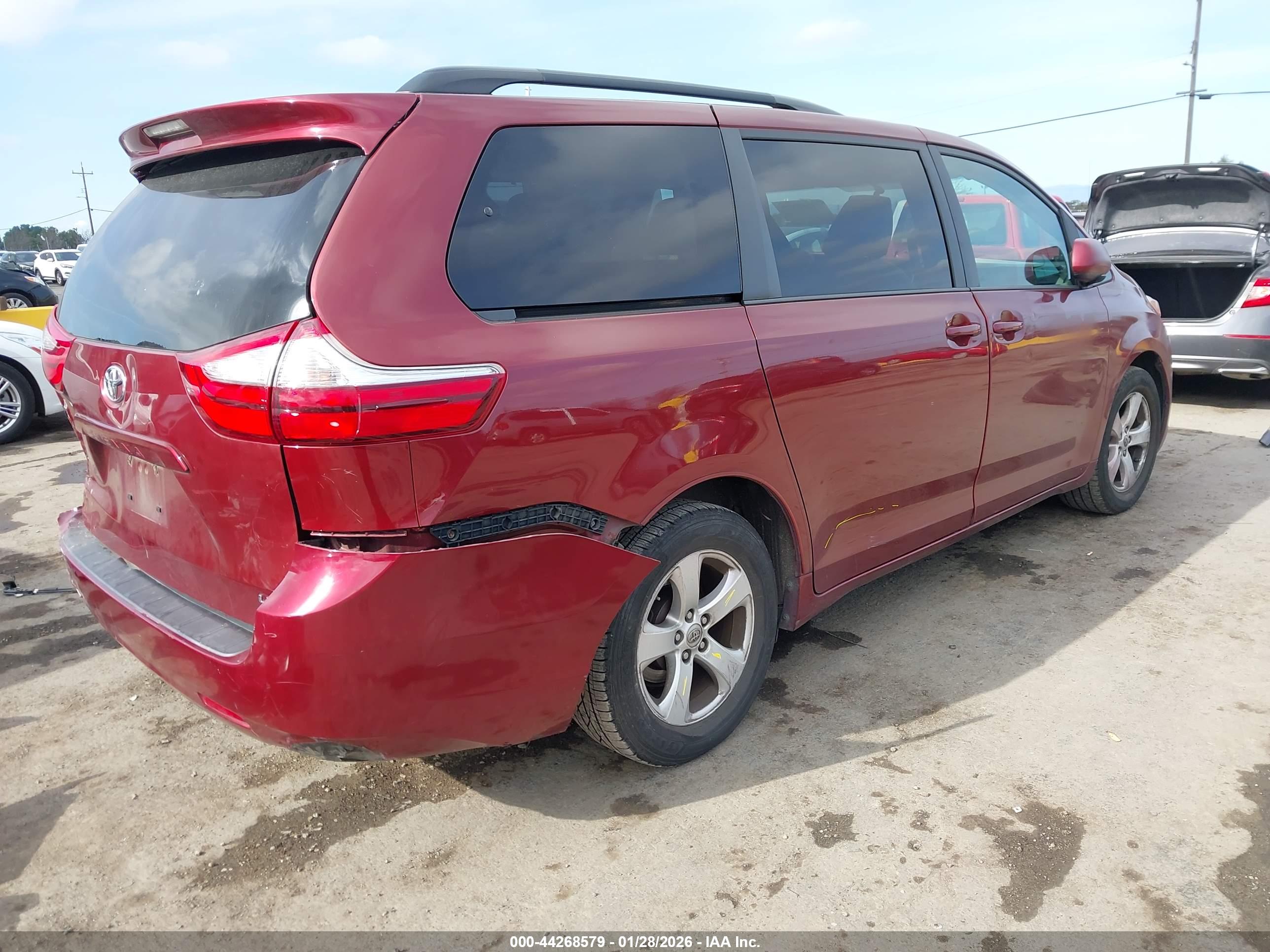 TOYOTA SIENNA image 4