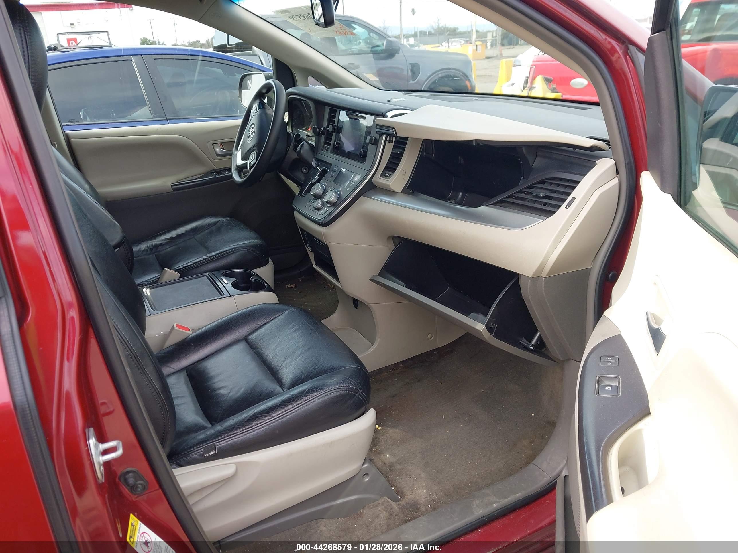 TOYOTA SIENNA image 5