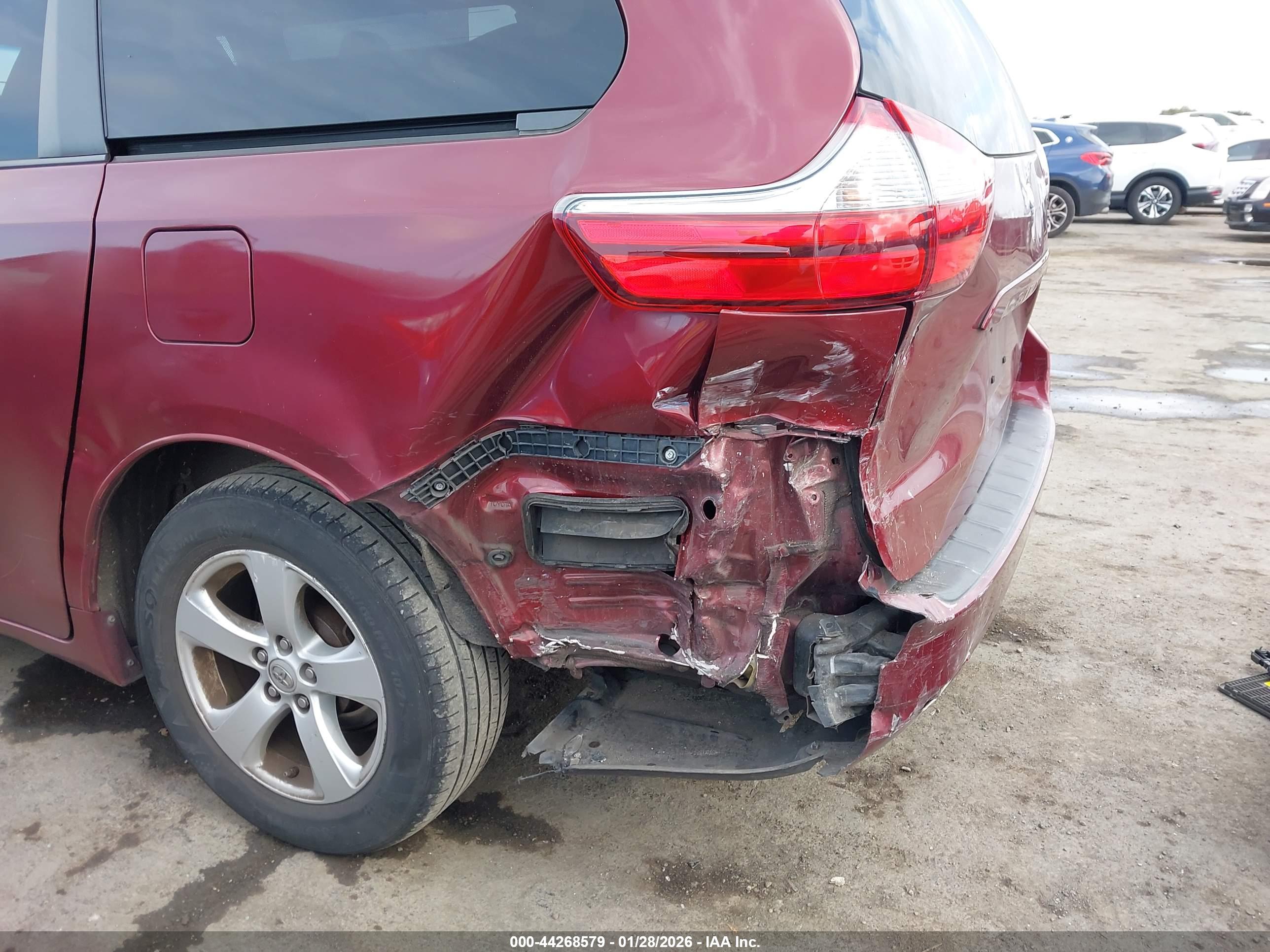 TOYOTA SIENNA image 6