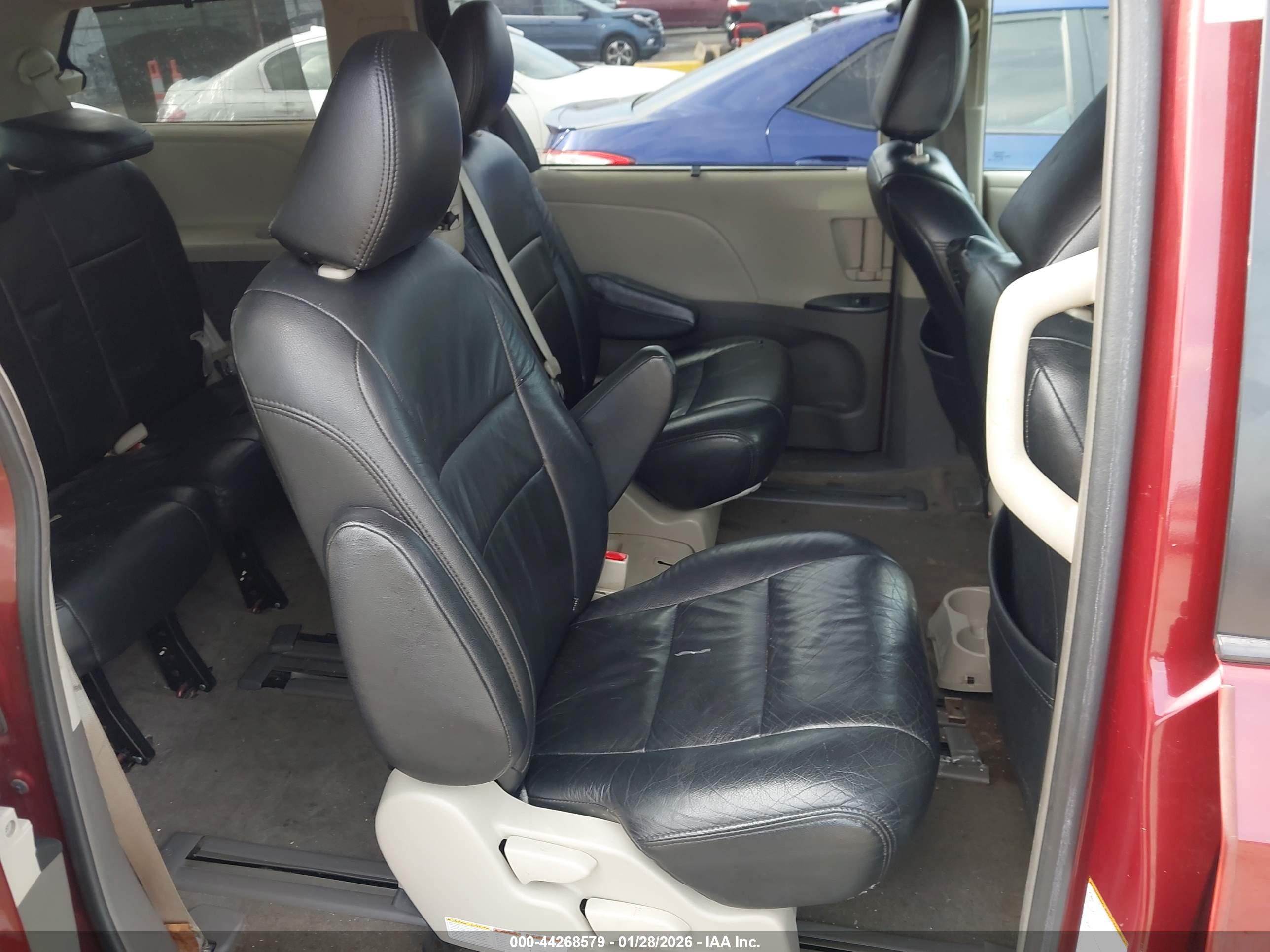 TOYOTA SIENNA image 8
