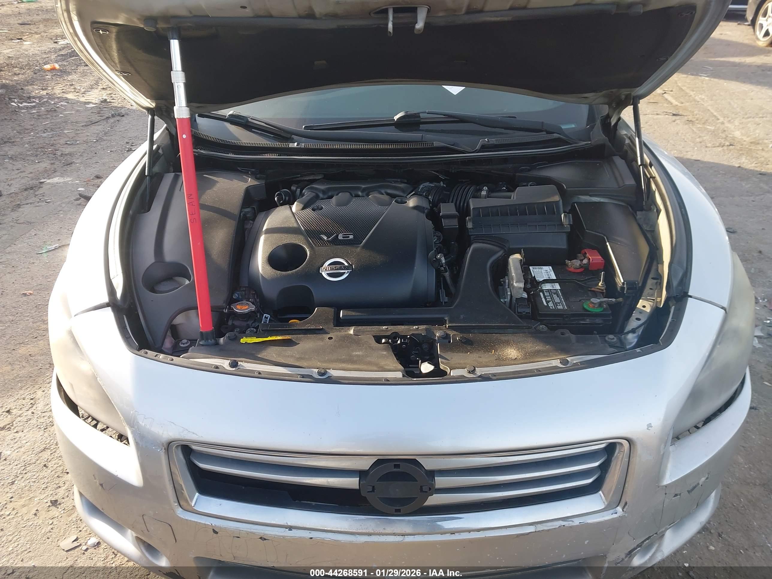 NISSAN MAXIMA image 10